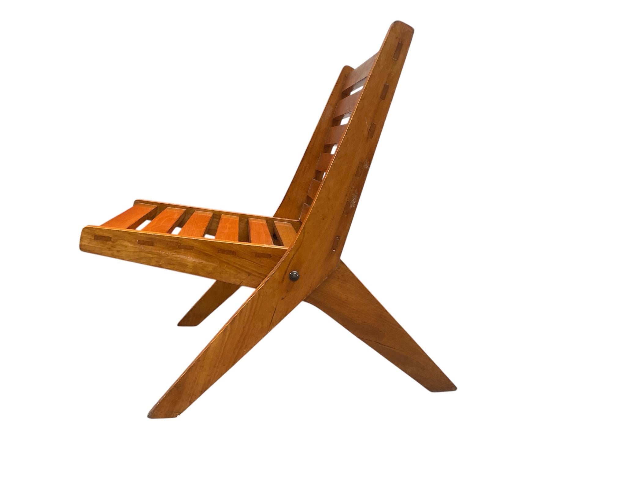 A Mid-Century Slatted Folding scissor Chair For Sale 2