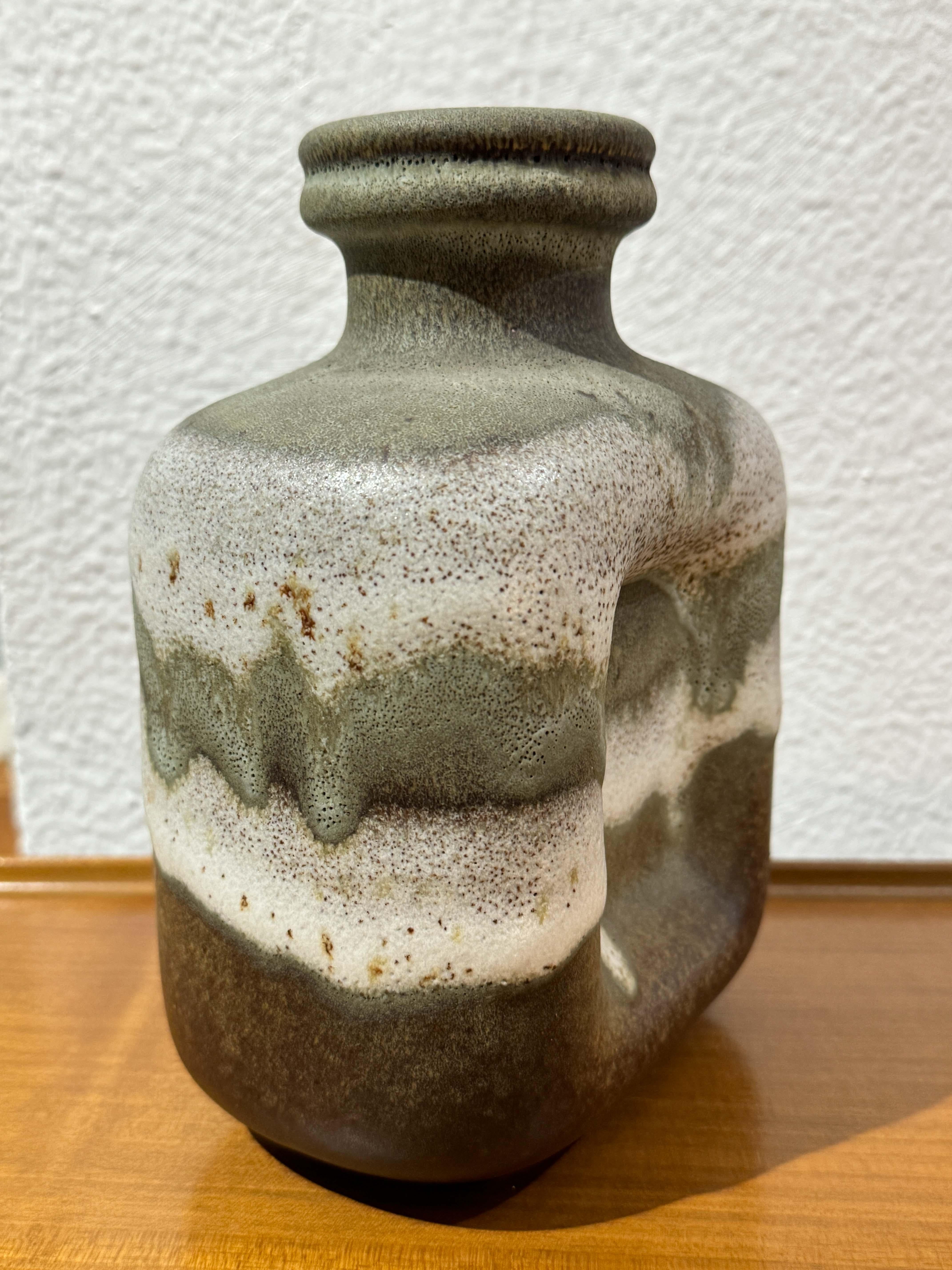 En investissant dans ce vase en céramique Steuler Keramik du milieu du siècle, vous avez l'occasion de posséder une pièce de l'histoire du design qui allie harmonieusement forme et fonction. Steuler Keramik, réputée pour son approche innovante de la
