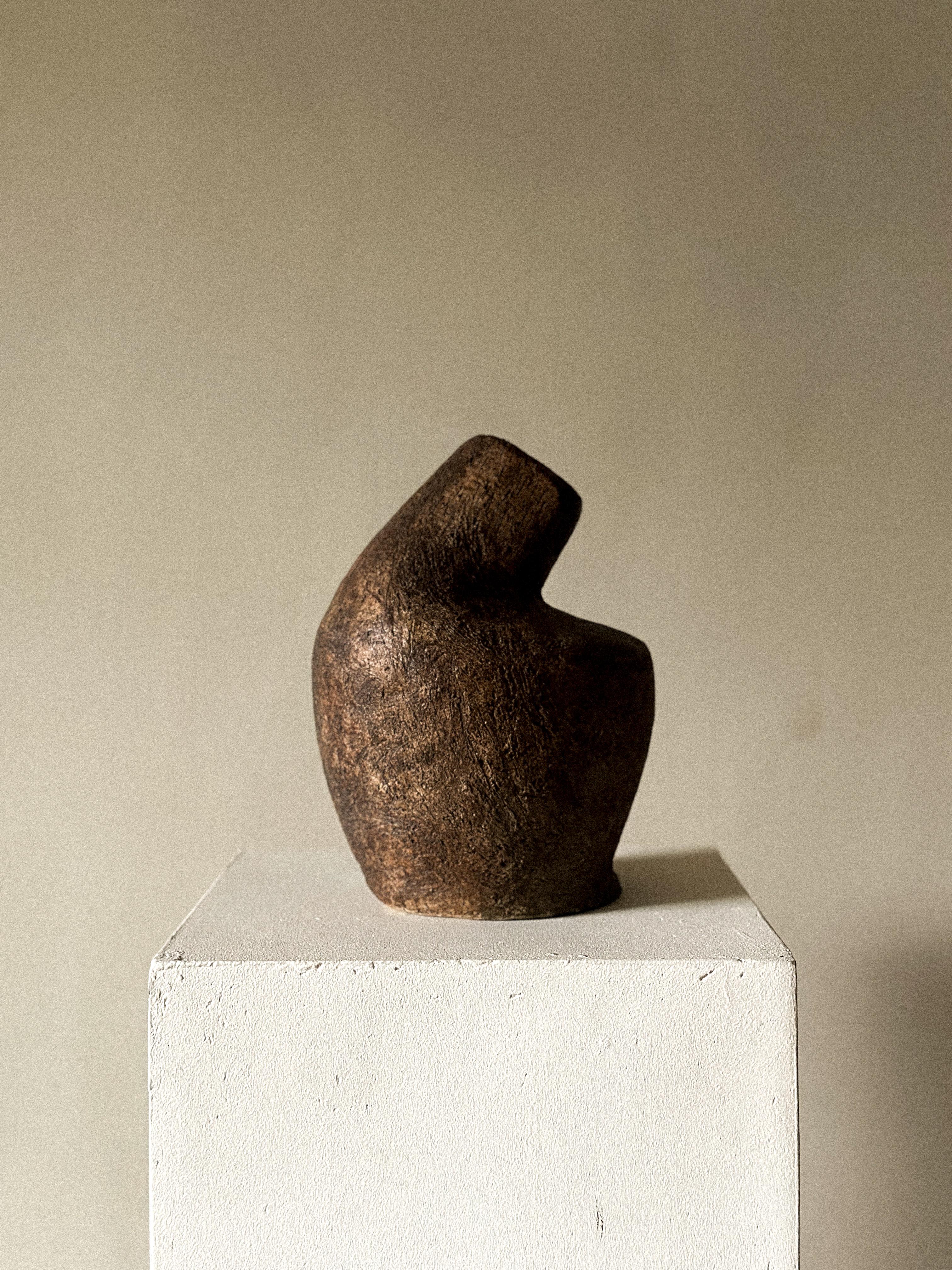 Un gres dalla forma organica  scultura di un designer anonimo danese, anni '70 circa. 