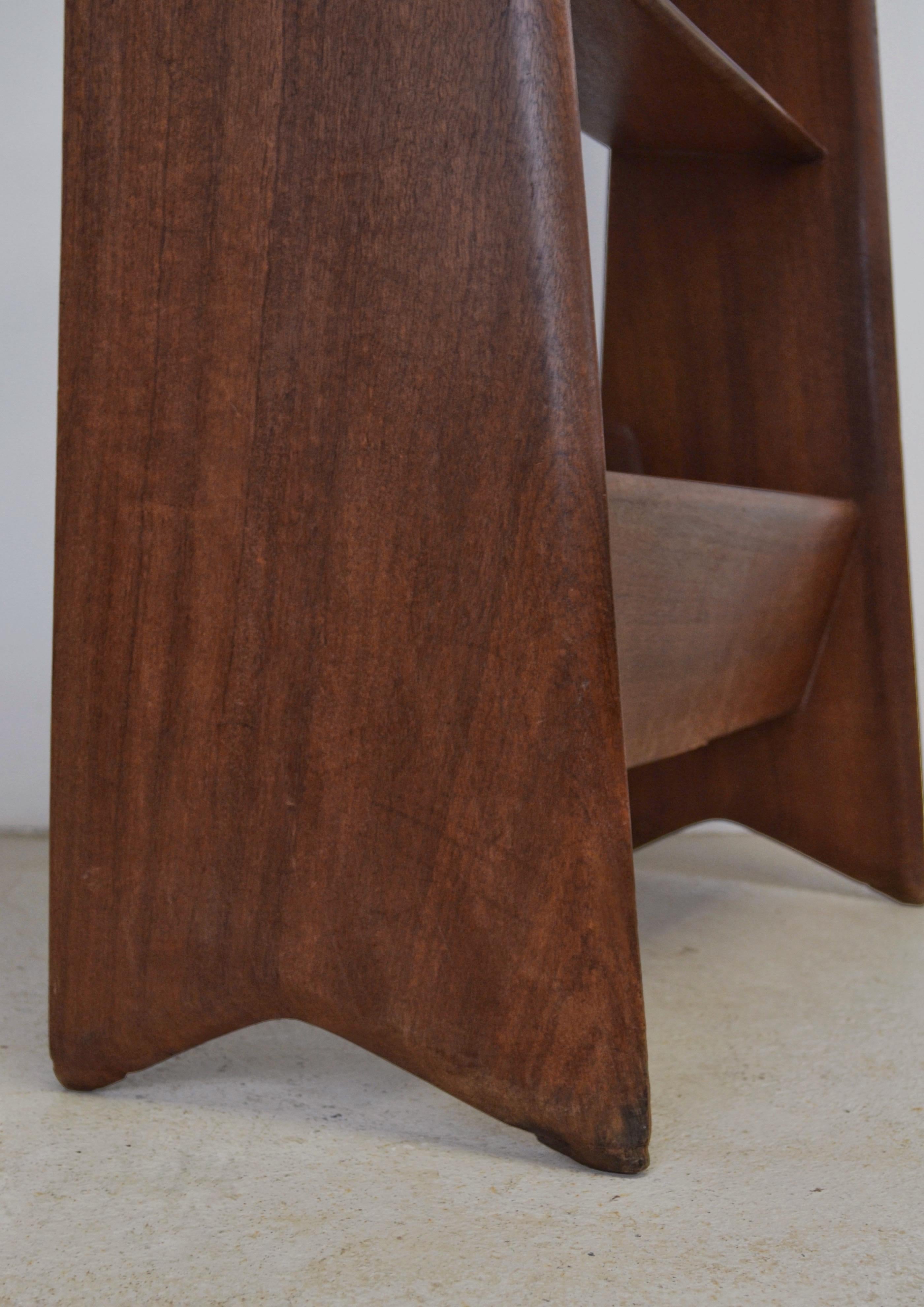 Questa libreria in teak della metà del secolo scorso, disegnata da Pierre Cruège (1913-2003) per Éditions Formes in Francia negli anni '50, presenta un'armoniosa fusione di arte scultorea e robusta maestria artigianale. La ricca patina del teak