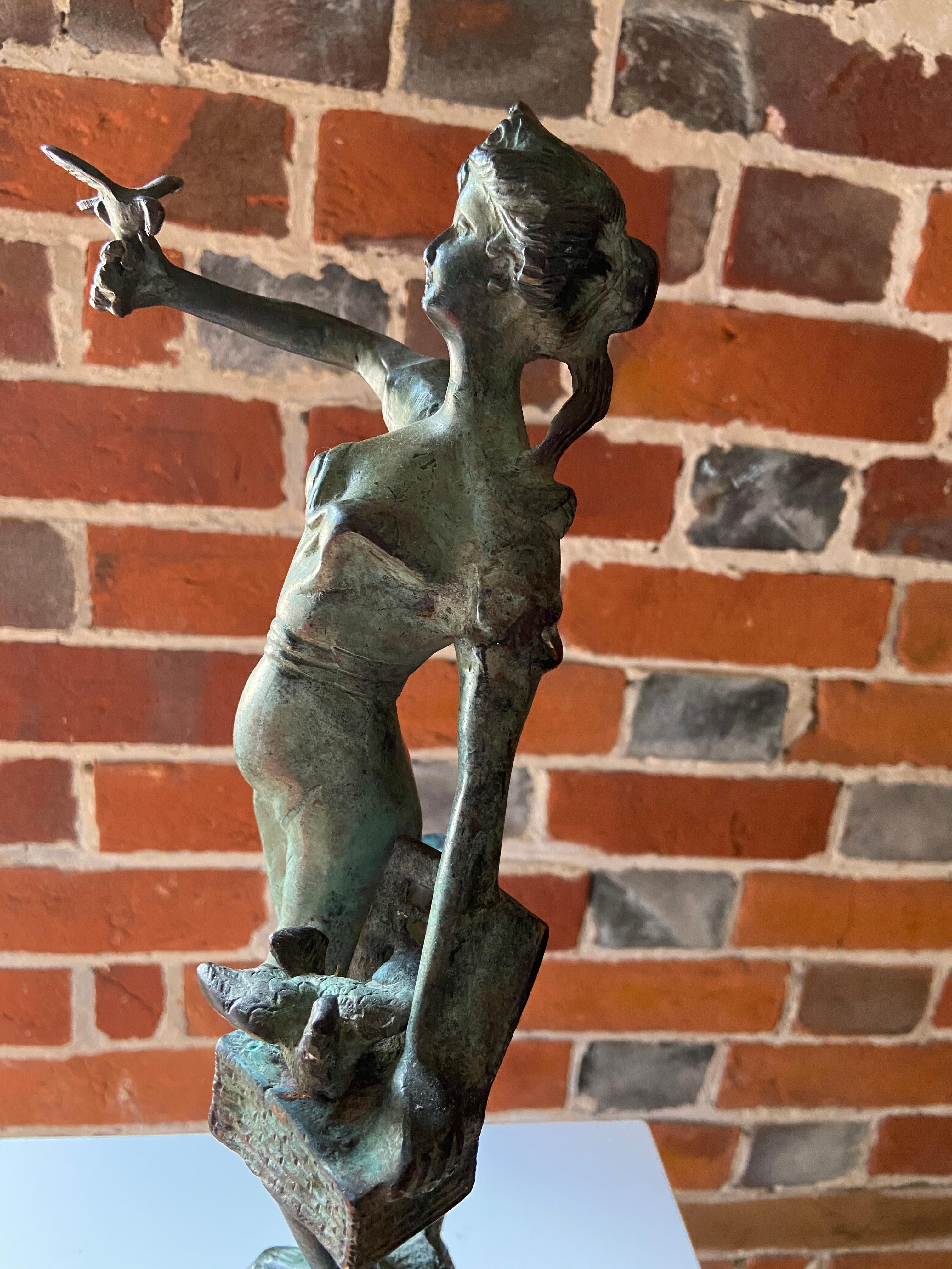 Mid-Century moderno Figura in bronzo verdastro di metà secolo di una ragazza che libera le colombe in vendita