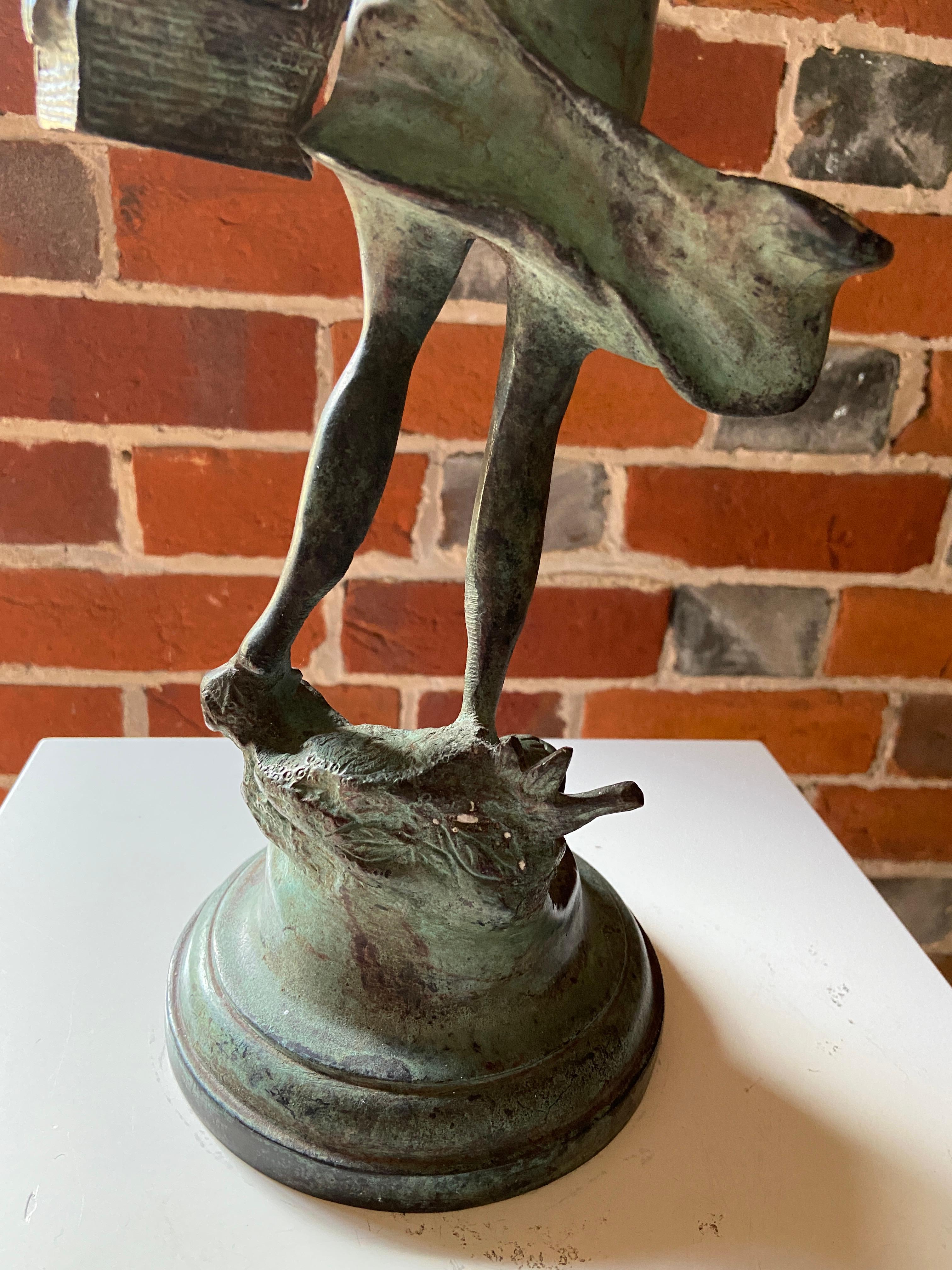 Mid-Century verdigris bronze figure of a girl releasing doves In Good Condition For Sale In Henley-on-Thames, Oxfordshire