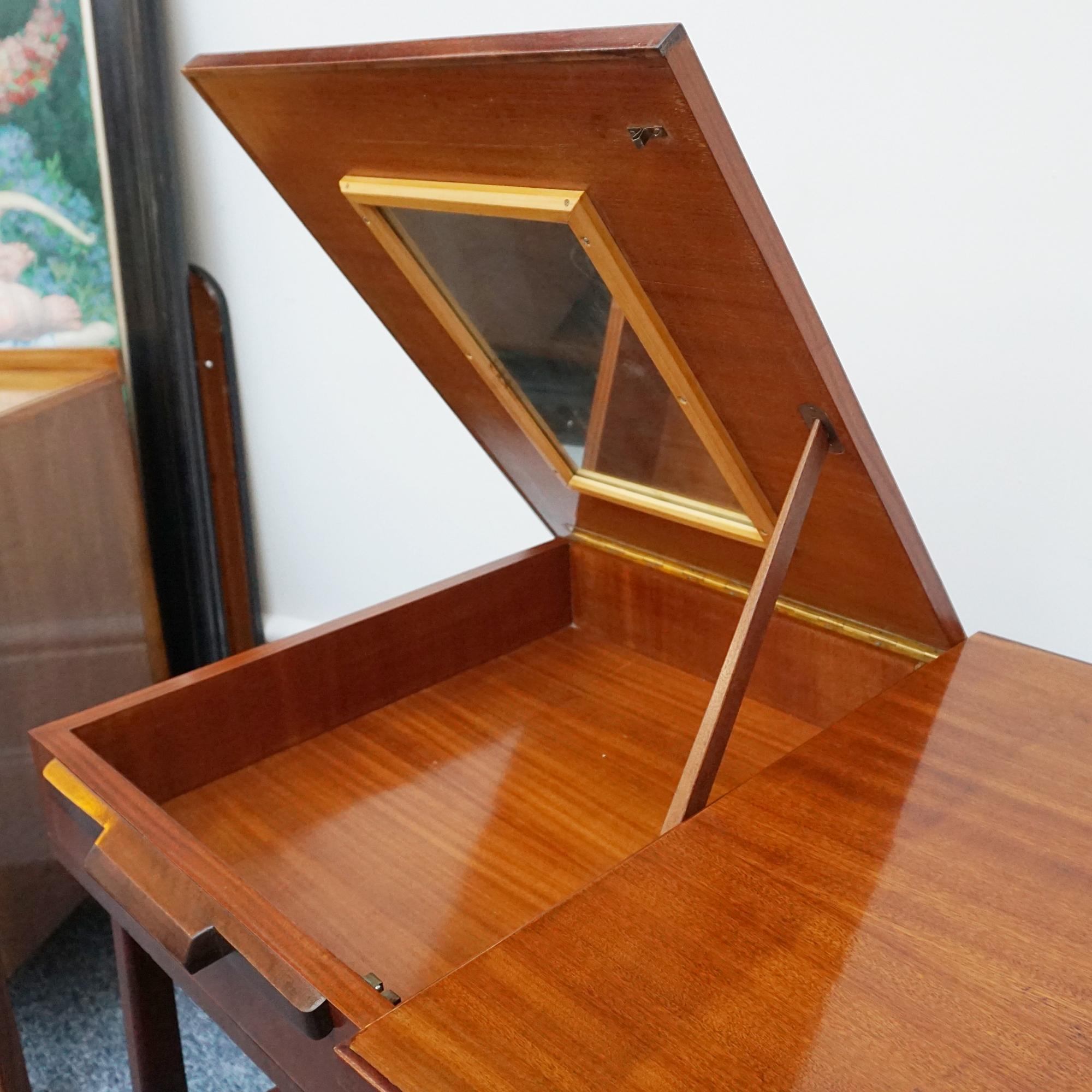 A Mid-Century Writing Desk Attributed to Gio Ponti For Sale 5