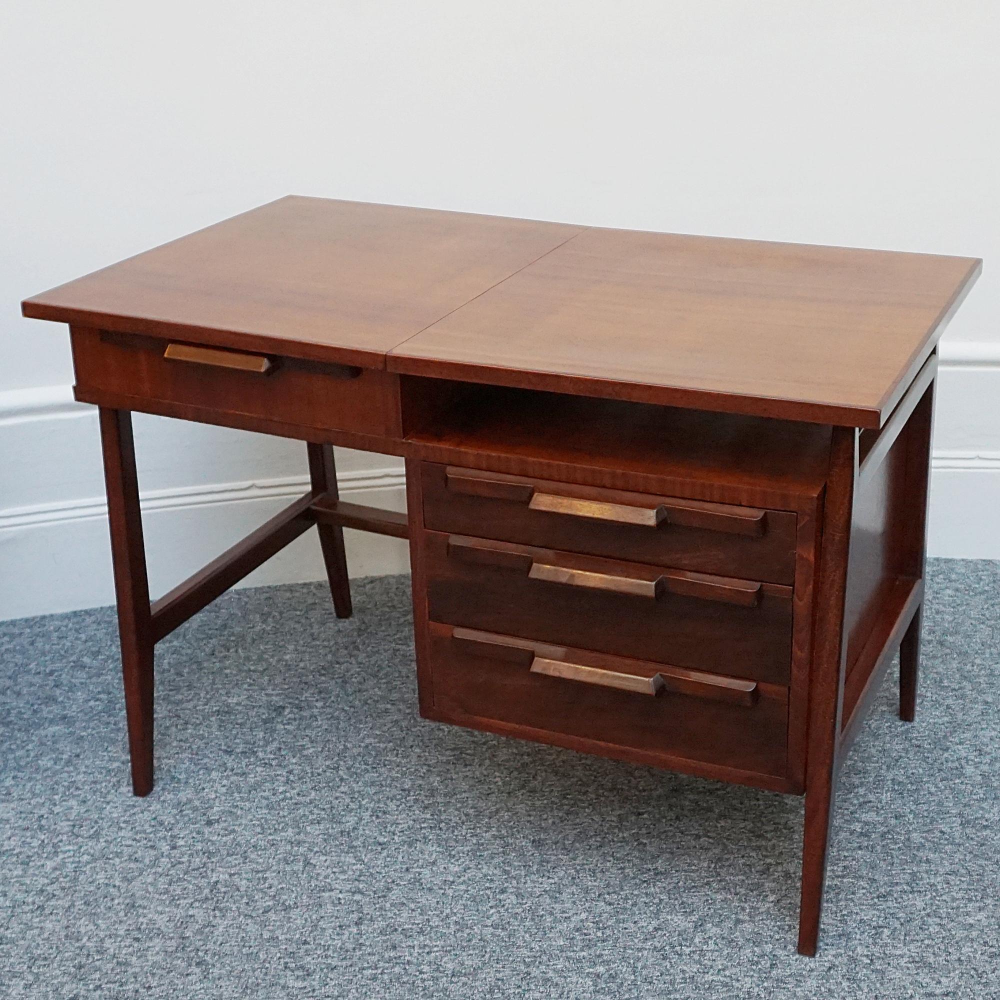 A Mid-Century Writing Desk Attributed to Gio Ponti For Sale 9
