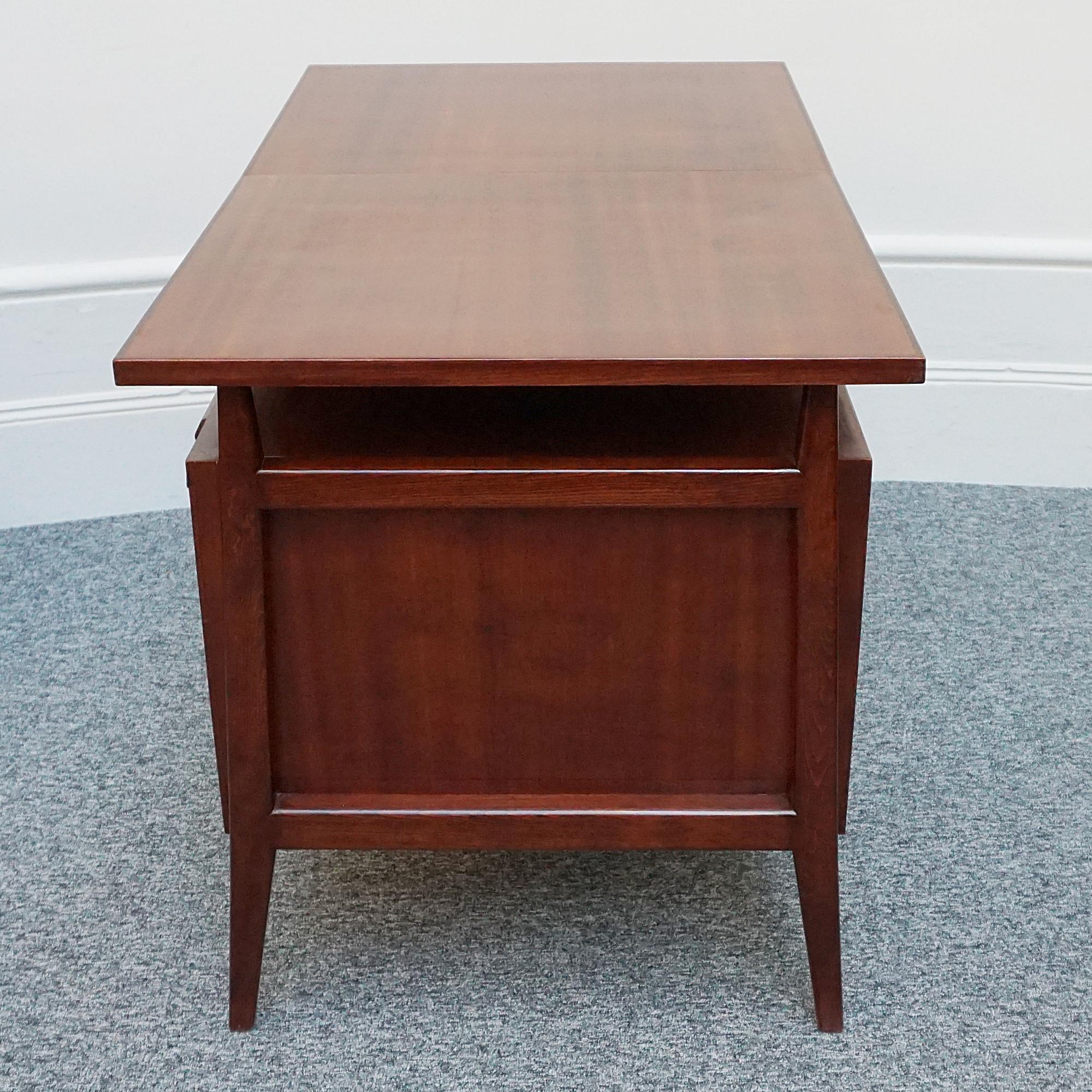 A Mid-Century Writing Desk Attributed to Gio Ponti For Sale 10