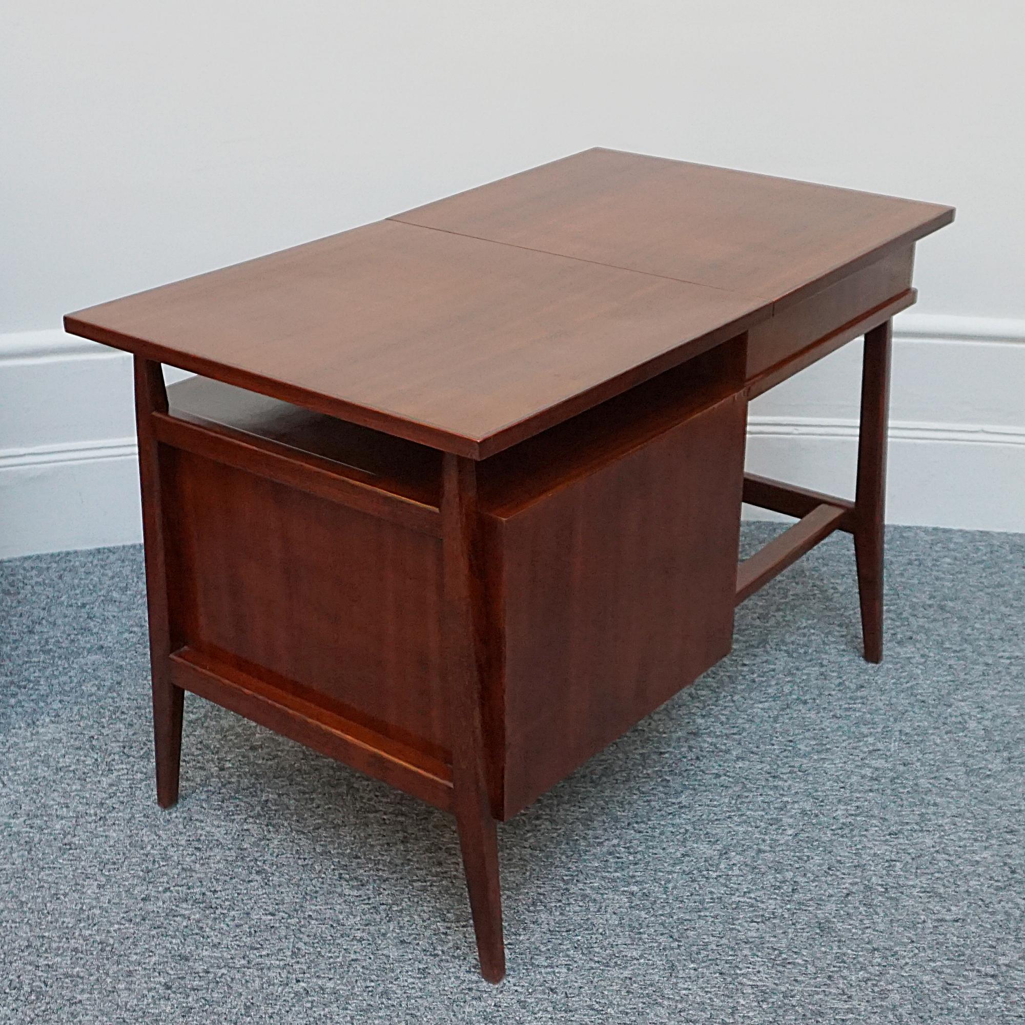 A Mid-Century Writing Desk Attributed to Gio Ponti For Sale 11