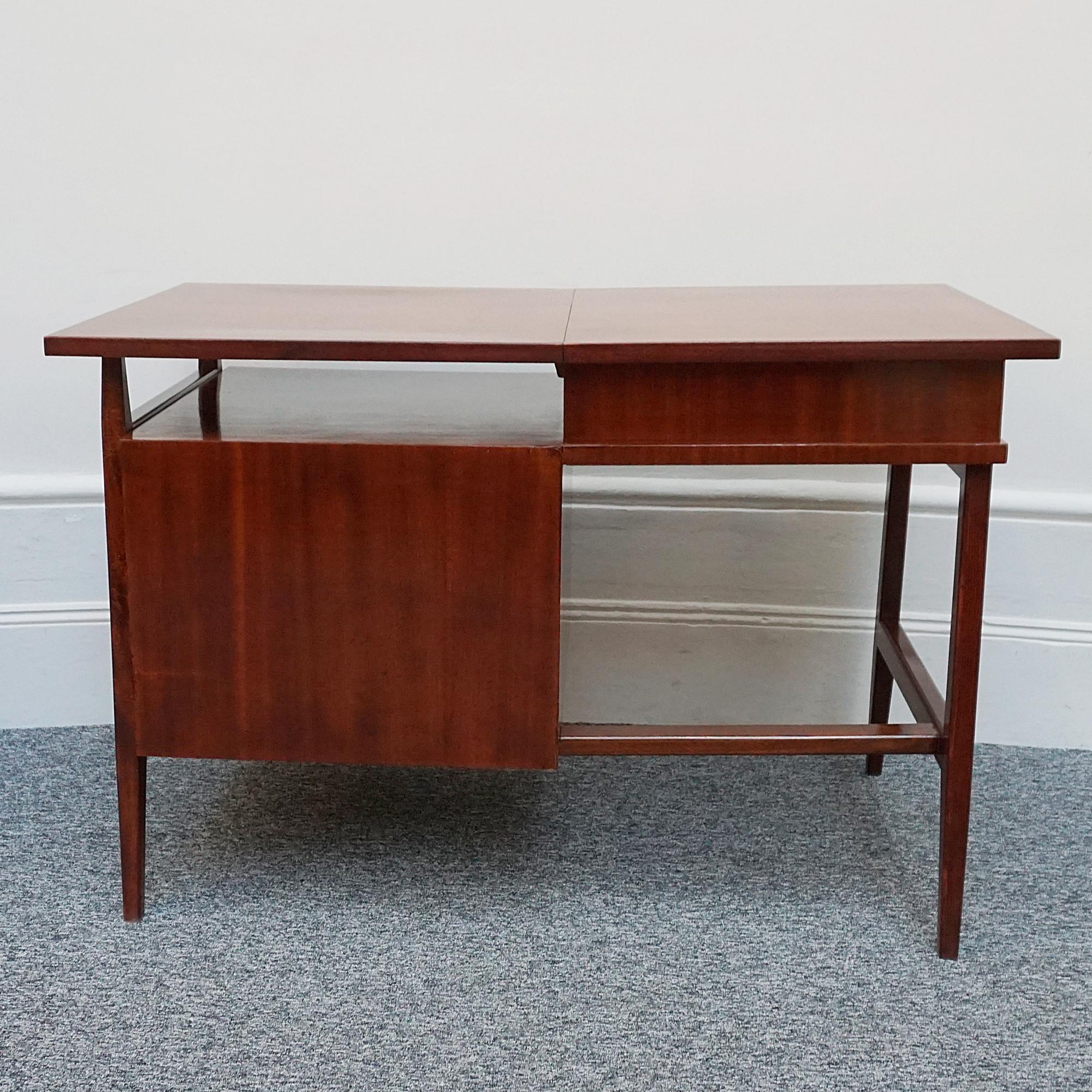 A Mid-Century Writing Desk Attributed to Gio Ponti For Sale 12