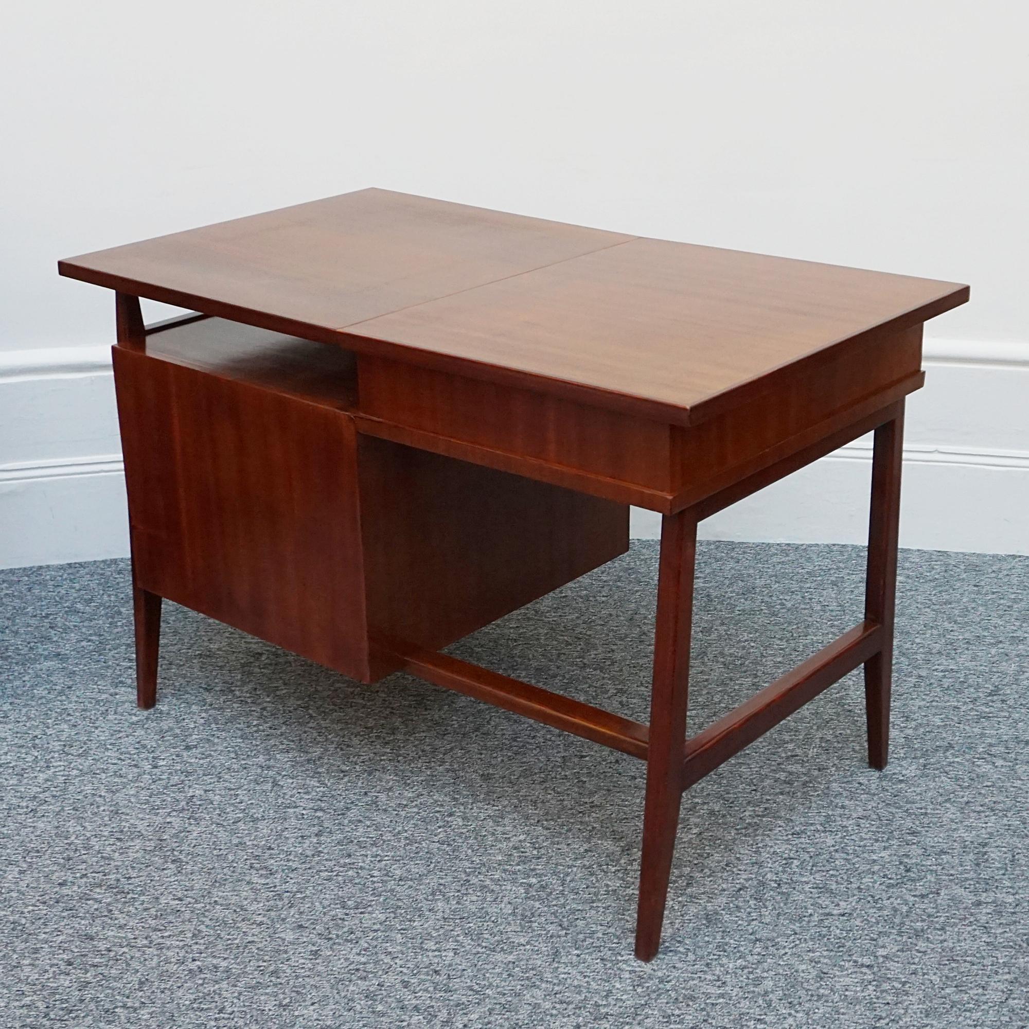 A Mid-Century Writing Desk Attributed to Gio Ponti For Sale 13