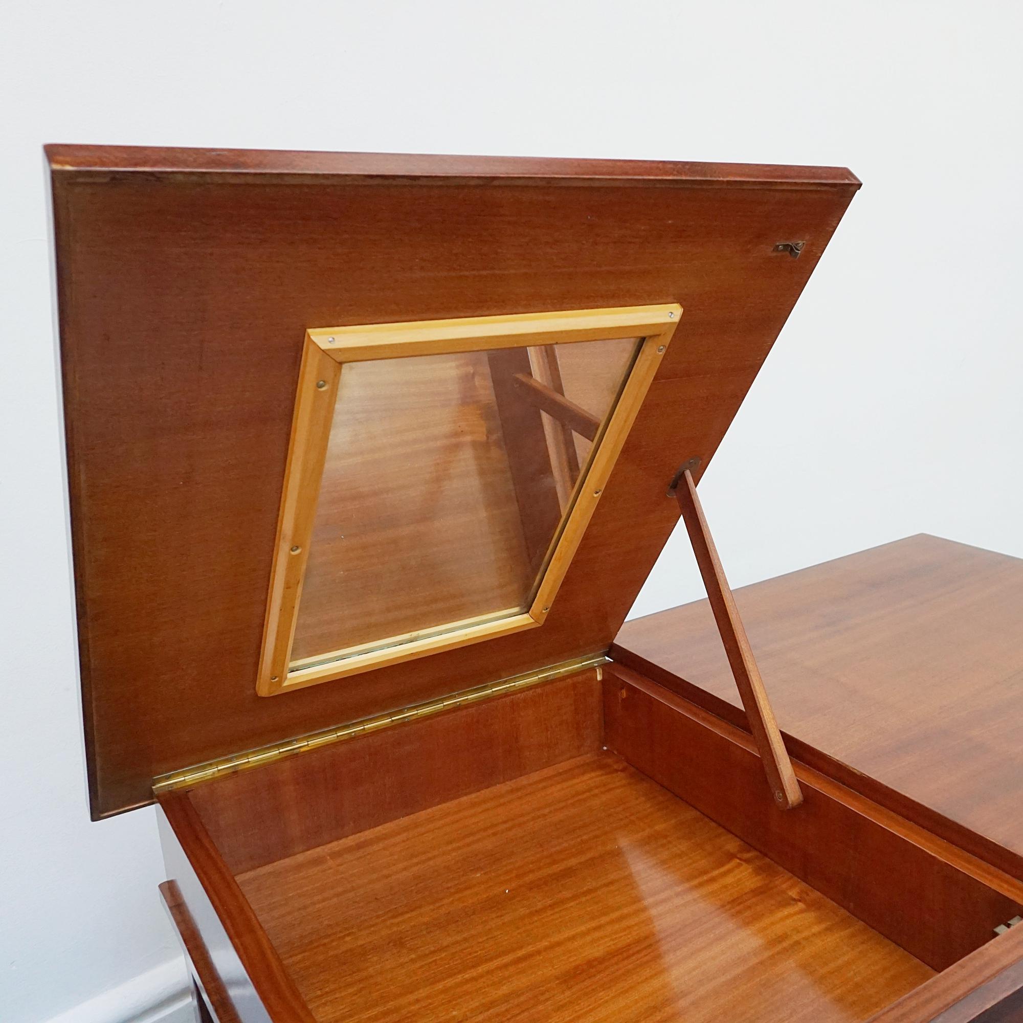 A Mid-Century Writing Desk Attributed to Gio Ponti For Sale 1