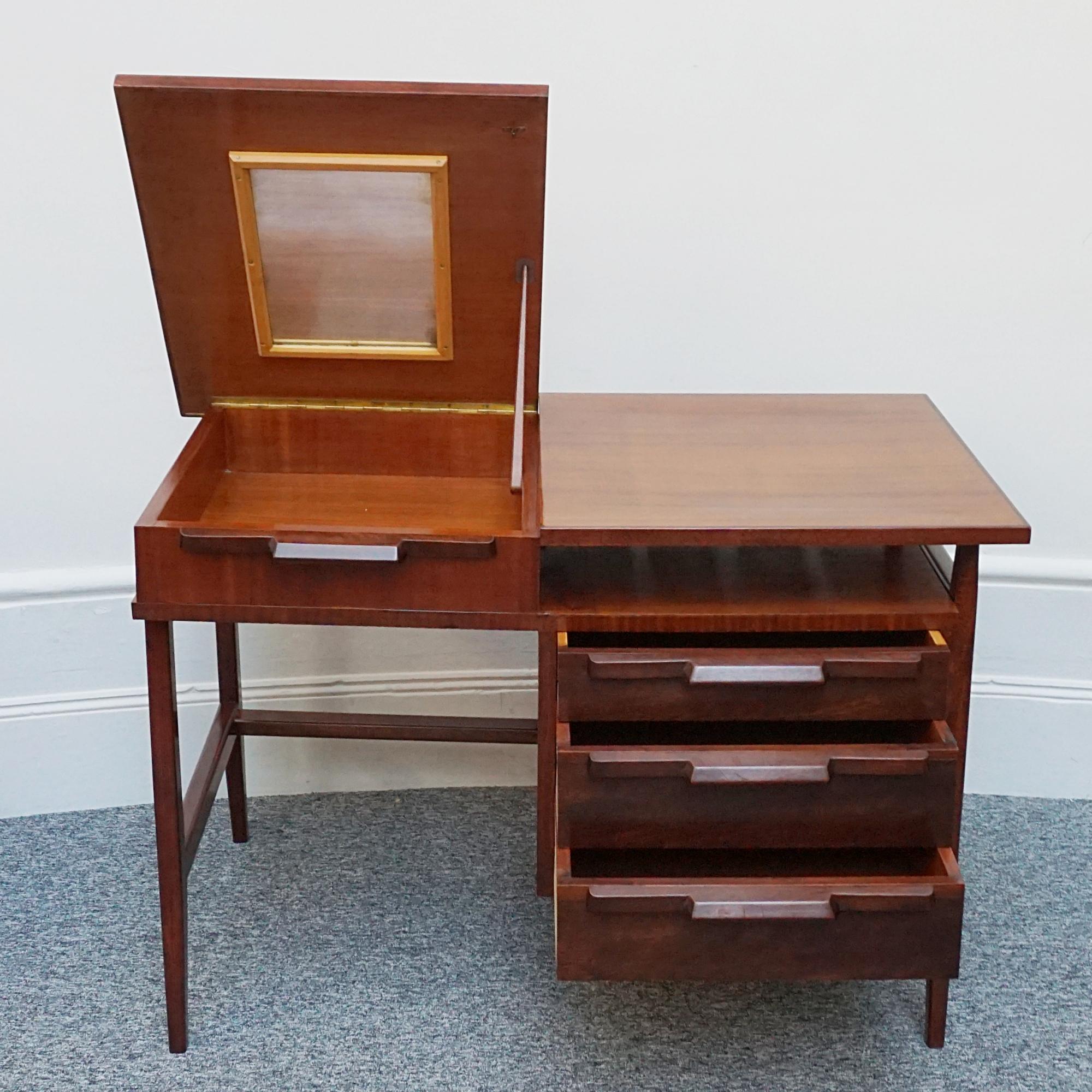A Mid-Century Writing Desk Attributed to Gio Ponti For Sale 2