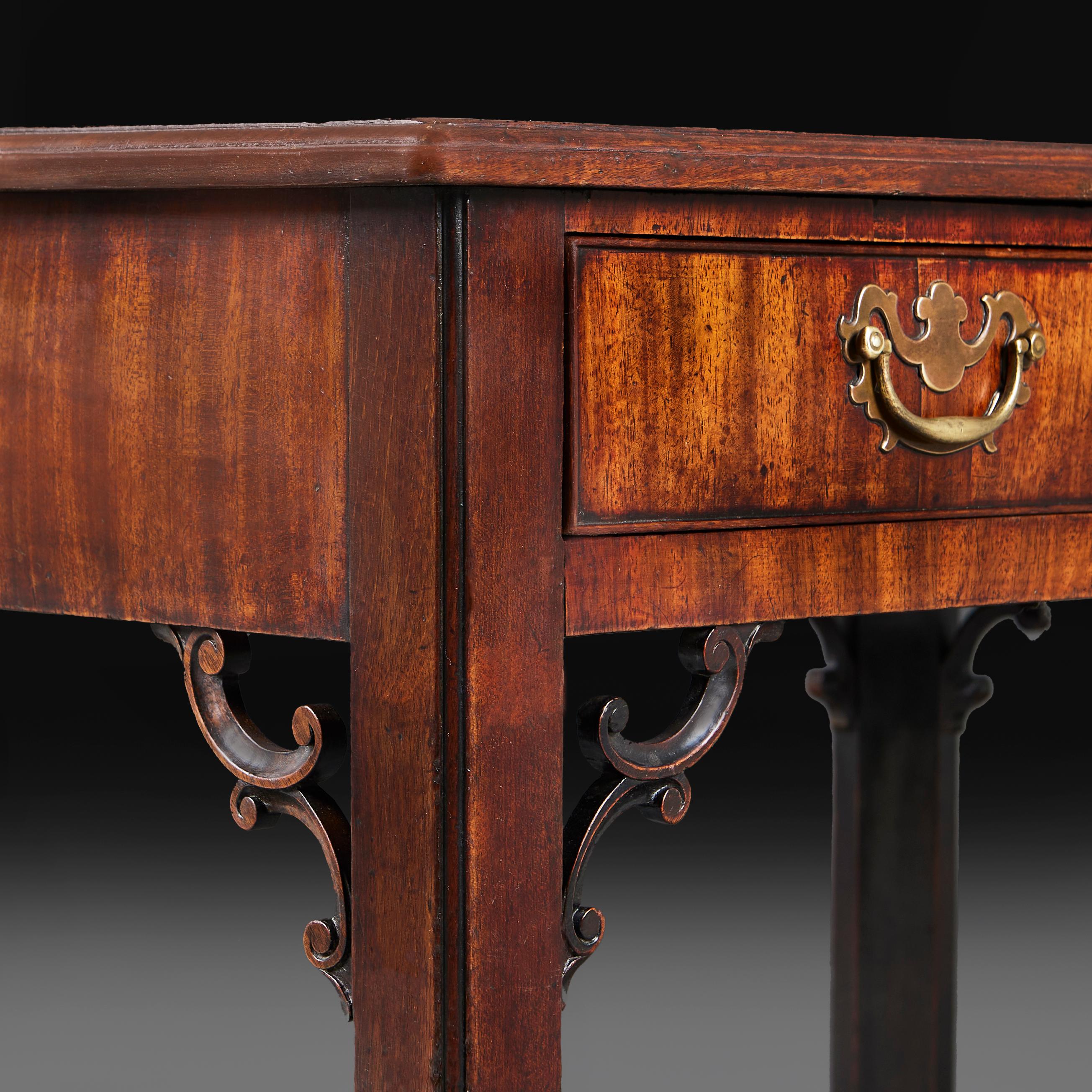 Anglais Table d'appoint d'époque Chippendale du milieu du XVIIIe siècle en vente