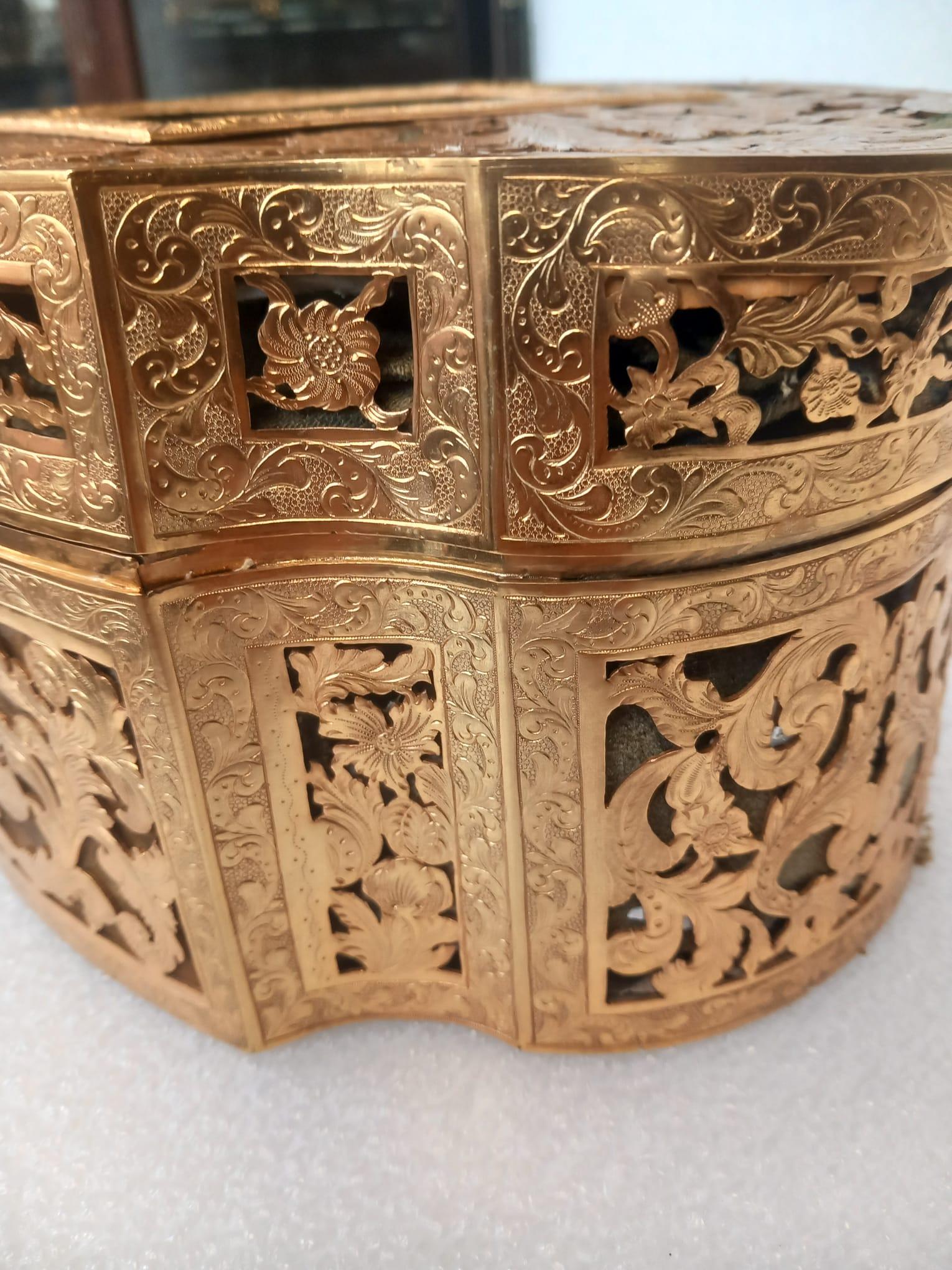 A mid nineteenth century French ormolu casket In Good Condition For Sale In London, GB