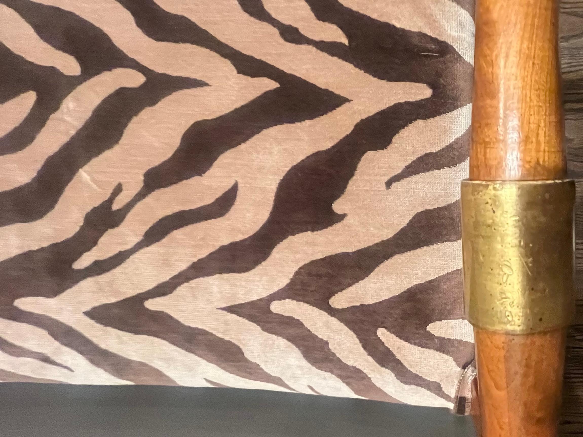  Banc en noyer de style Empire du milieu du vingtième siècle, avec des poignées en forme de têtes de lions dorées et des pieds en patte d'oie, de la société Baker Furniture Company. Original  Une plaque en laiton sur le dessous indique 