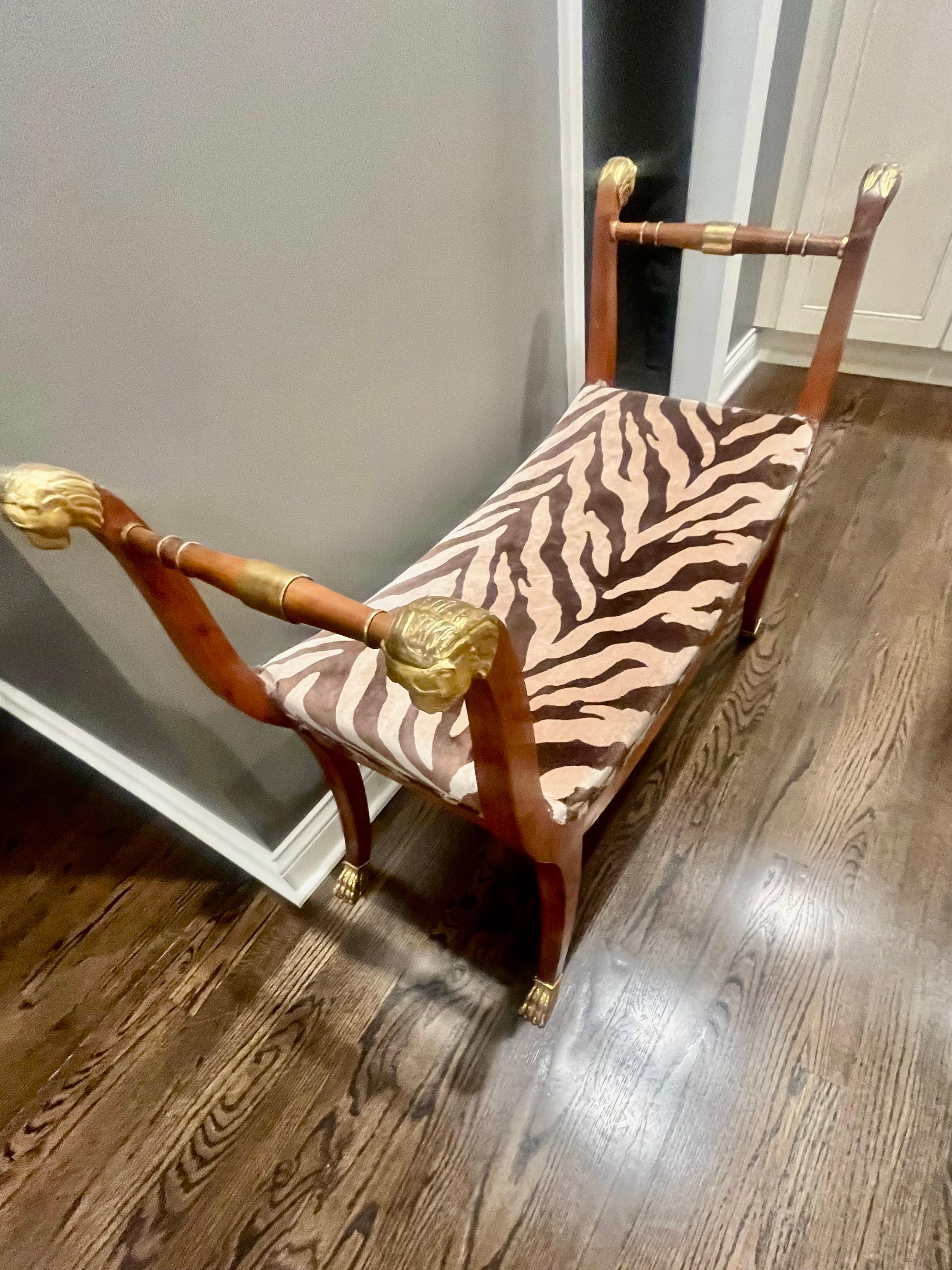 A Mid Twentieth Century Empire style parcel gilt bench by Baker Furniture Co. Bon état - En vente à Winnetka, IL