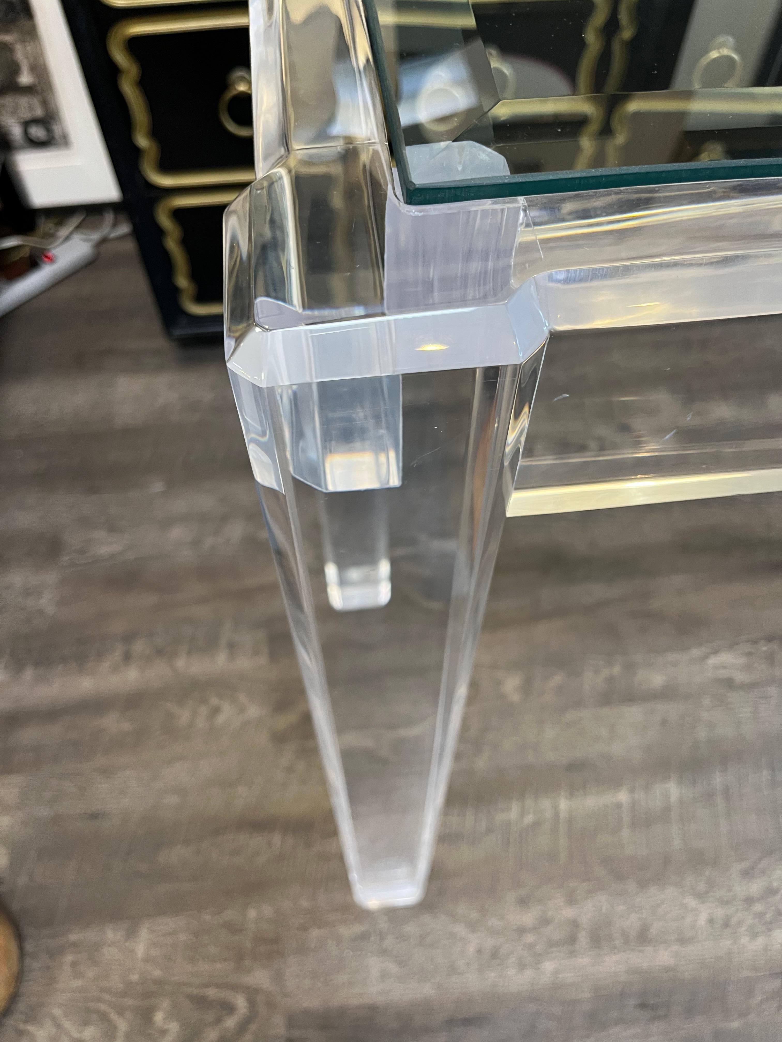 Consola de lucita con inserciones de cristal de mediados del siglo XX Regencia de Hollywood en venta