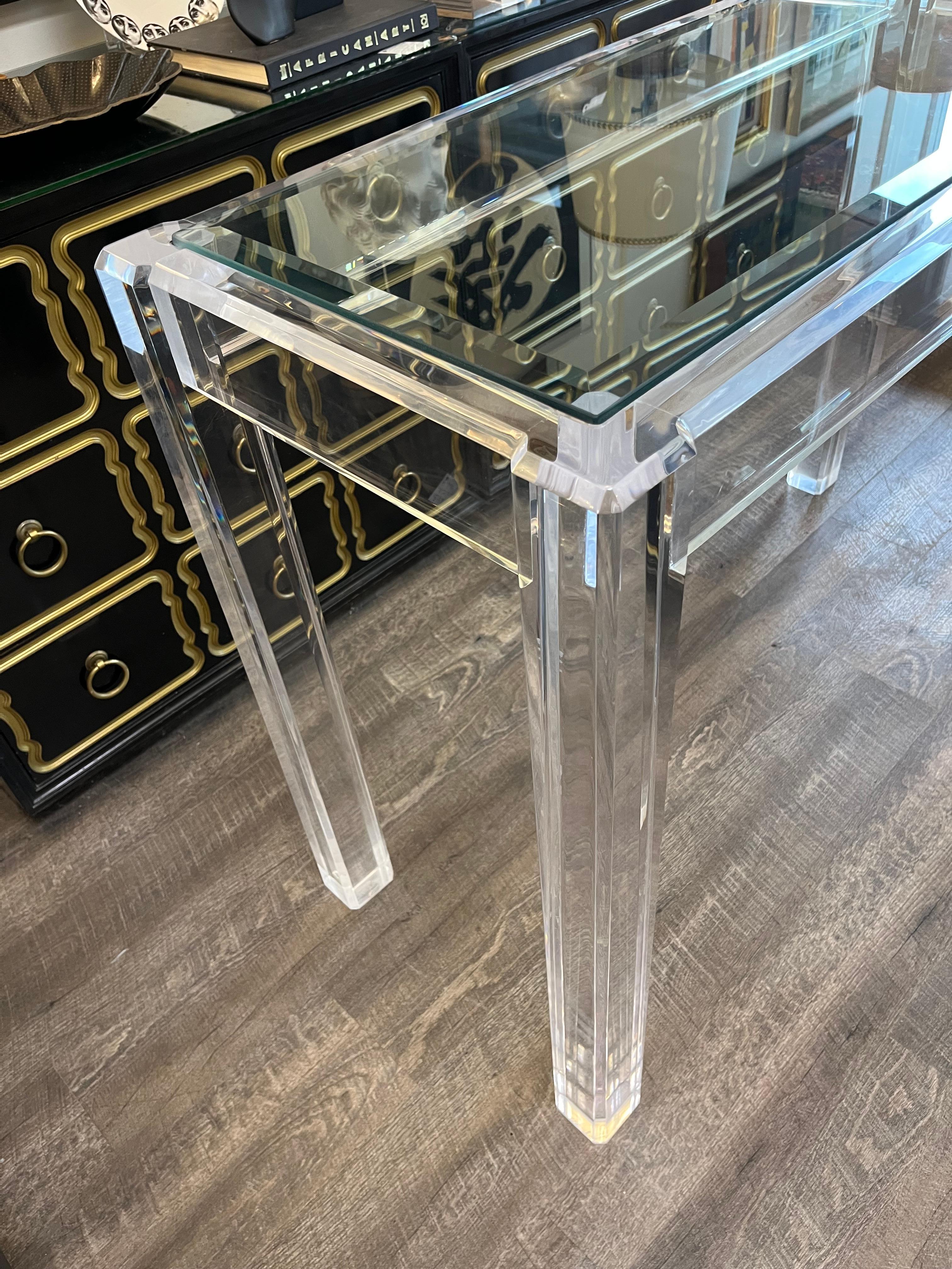 Consola de lucita con inserciones de cristal de mediados del siglo XX Estadounidense en venta
