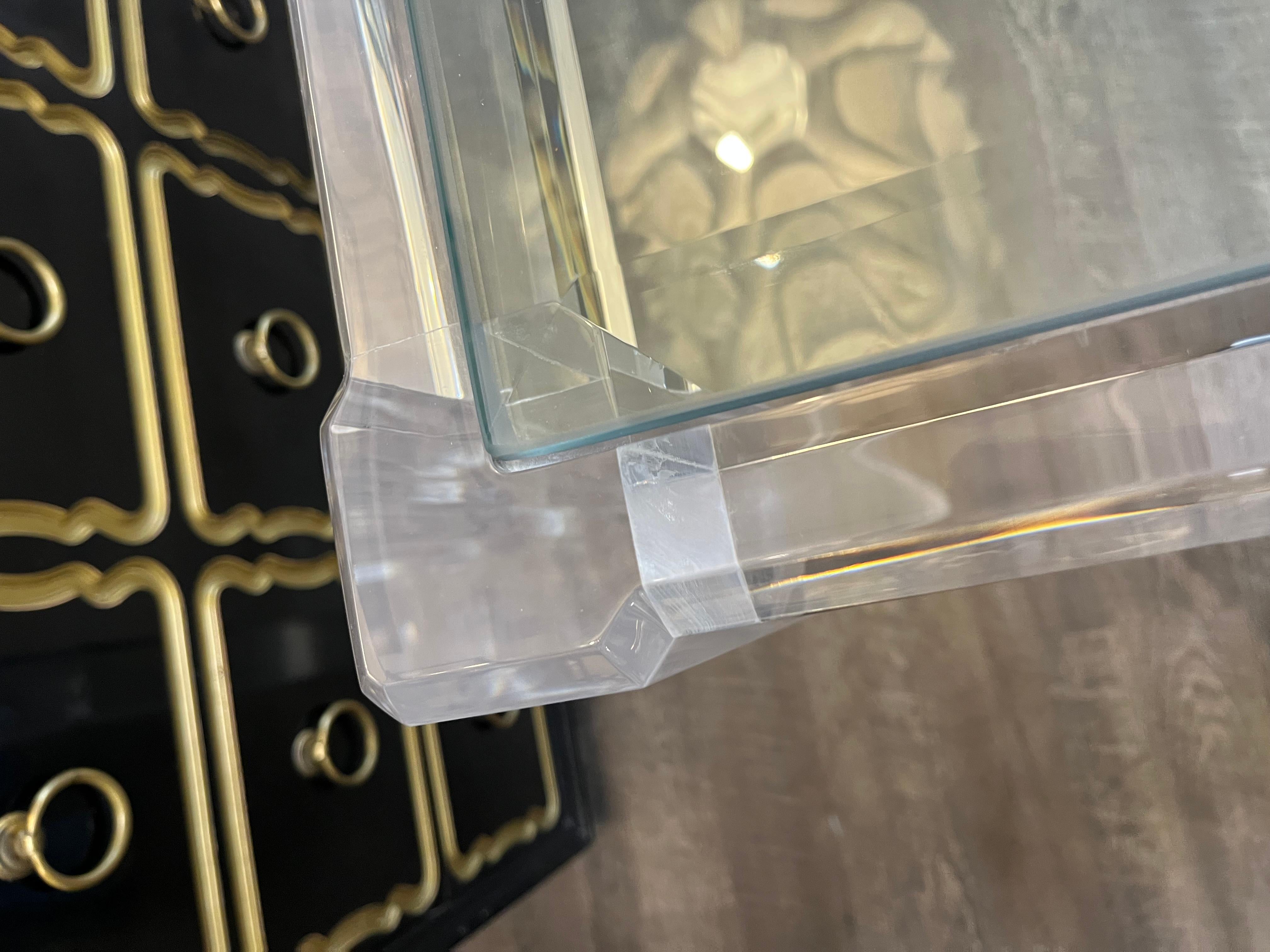 Consola de lucita con inserciones de cristal de mediados del siglo XX Pulido en venta