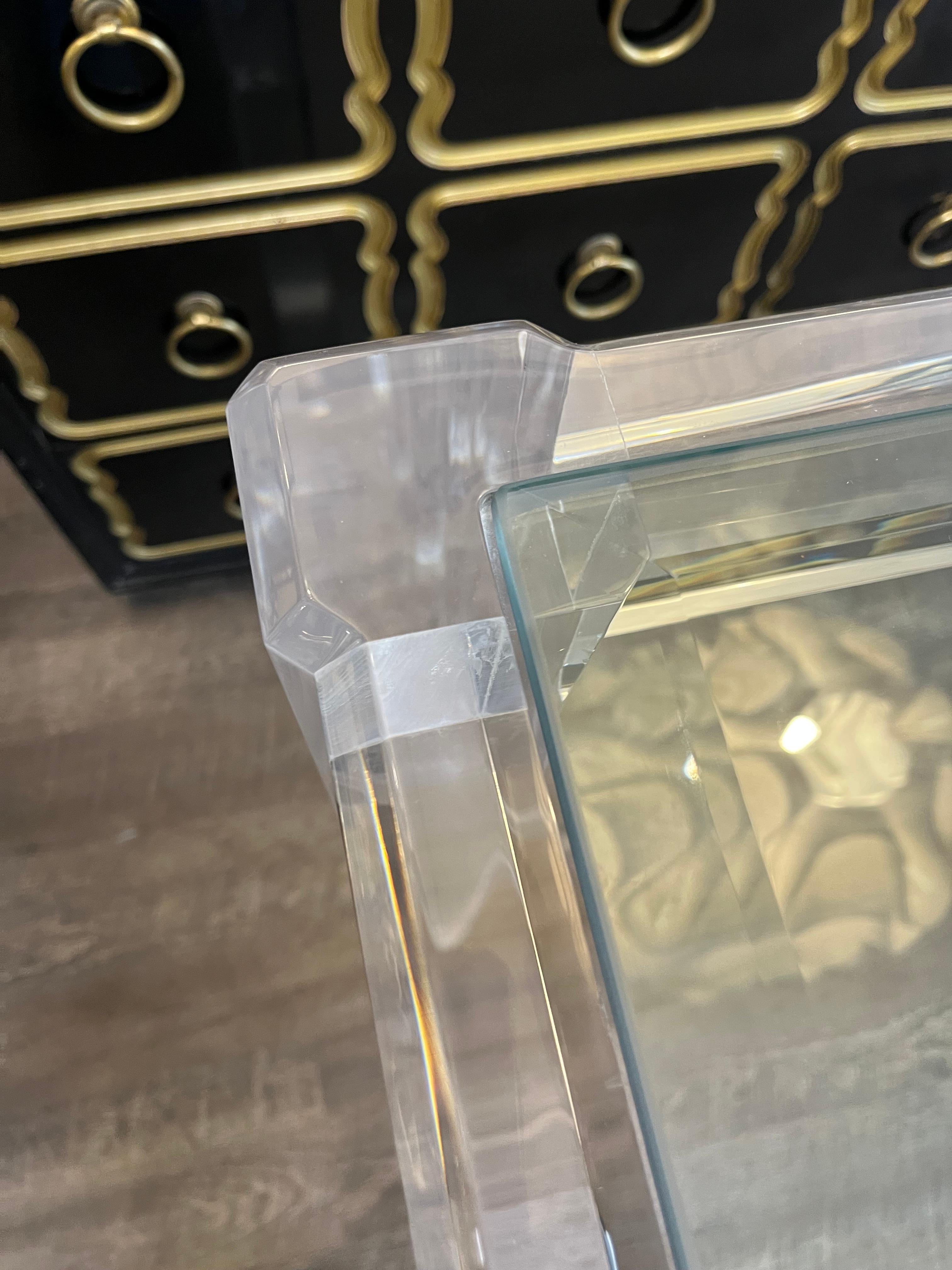 Consola de lucita con inserciones de cristal de mediados del siglo XX en Bueno estado para la venta en Winnetka, IL