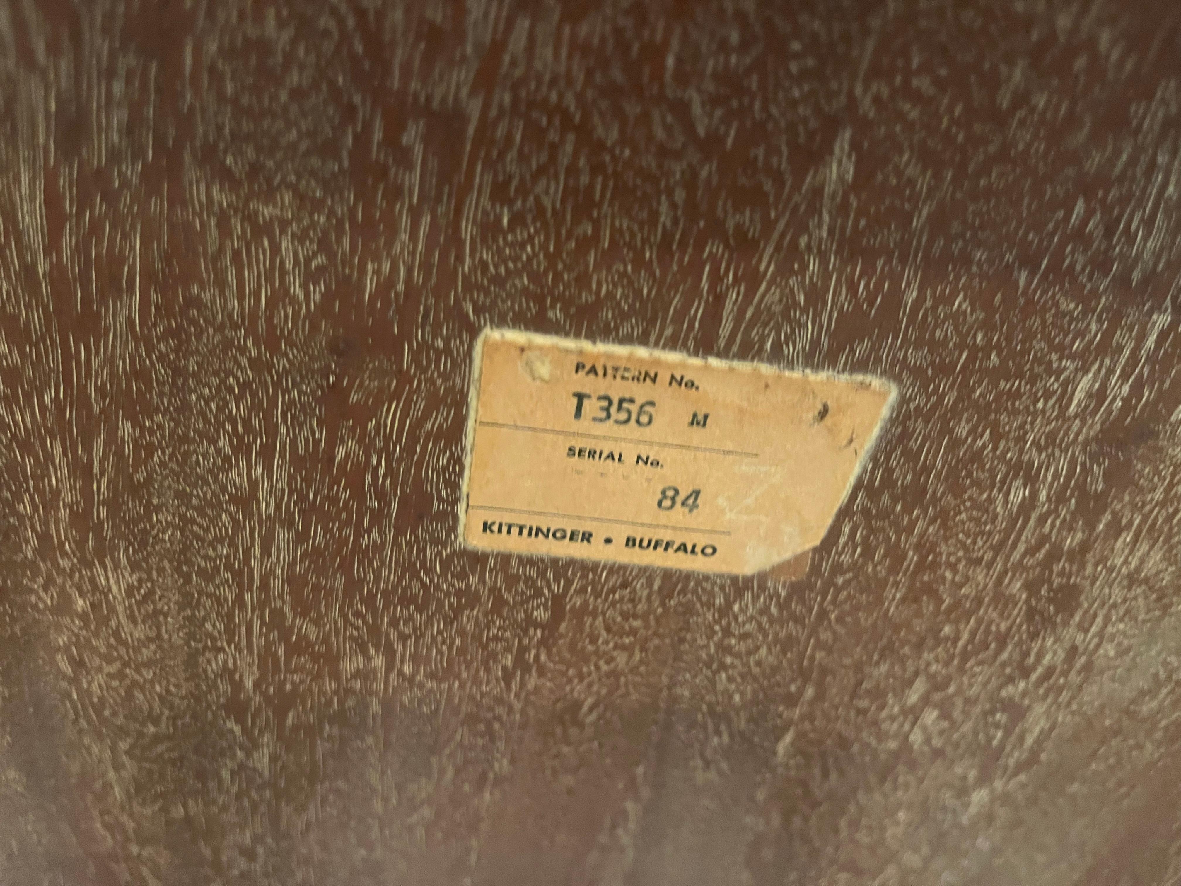 Tavolo da cocktail Kittinger della metà del XX secolo con incisioni e decorazioni dorate. in vendita 2
