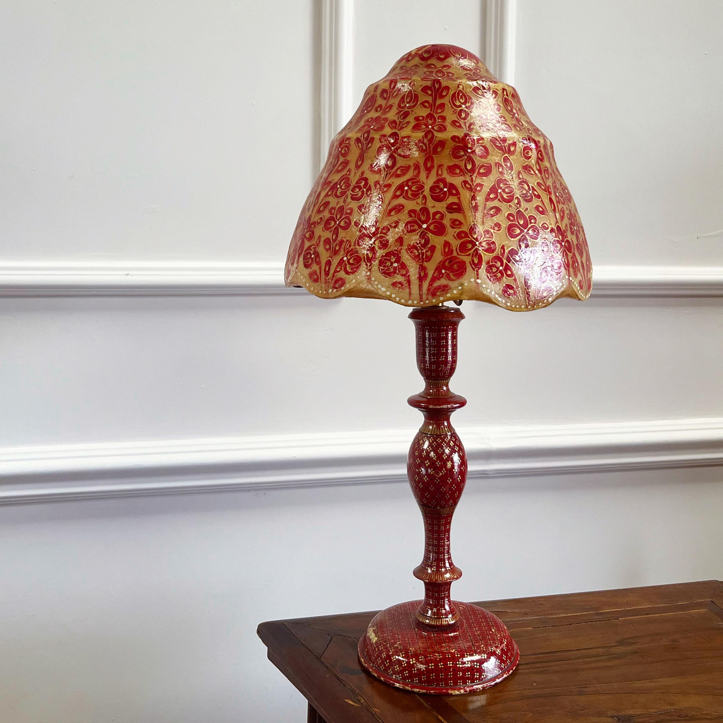 20ième siècle Lampe en laque et velum du milieu du Twentieth siècle en vente