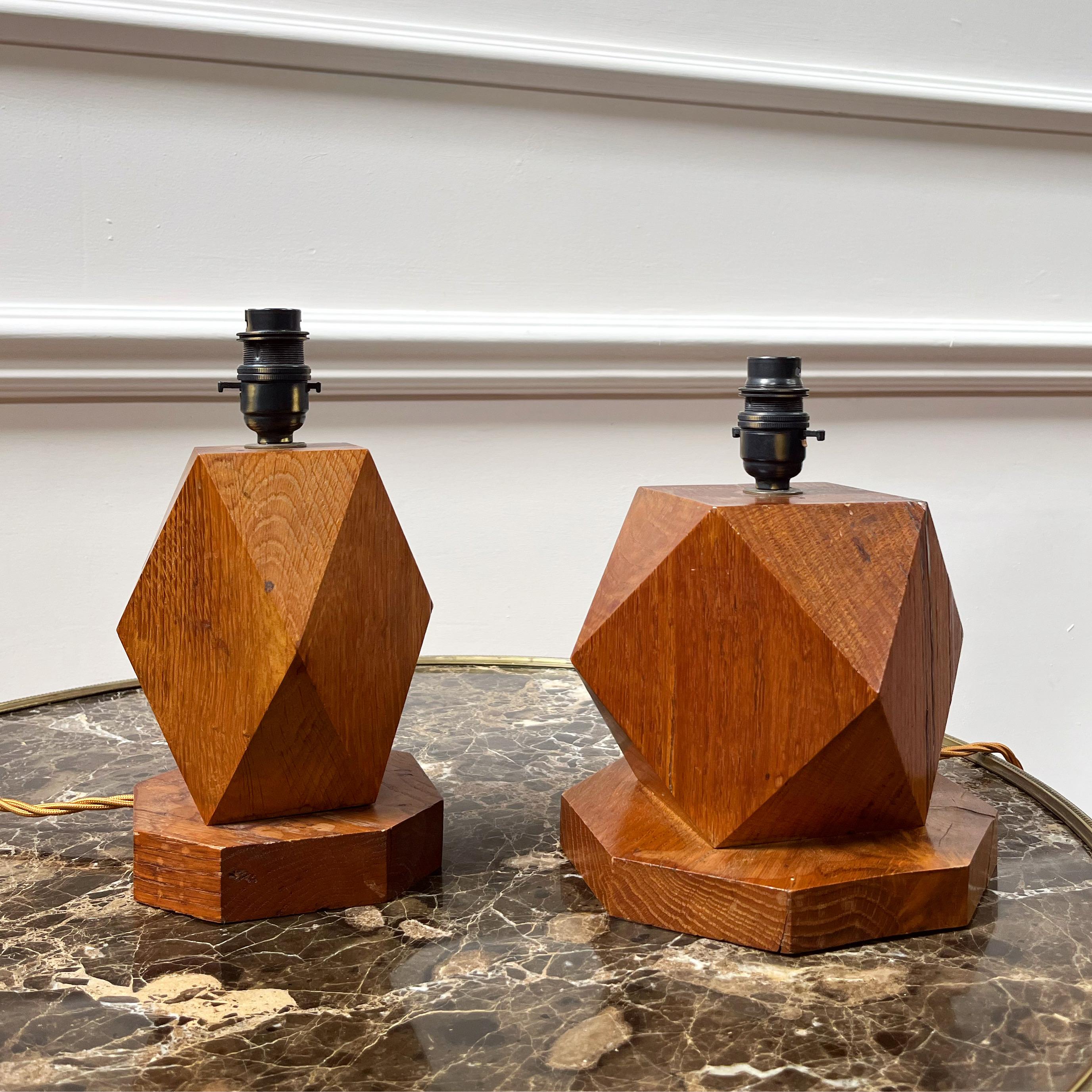 A mid twentieth century oak brutalist table lamp In Good Condition For Sale In London, GB