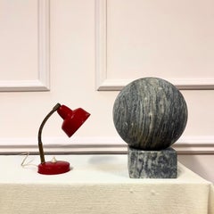 Esfera de mármol sobredimensionada de mediados del siglo XX