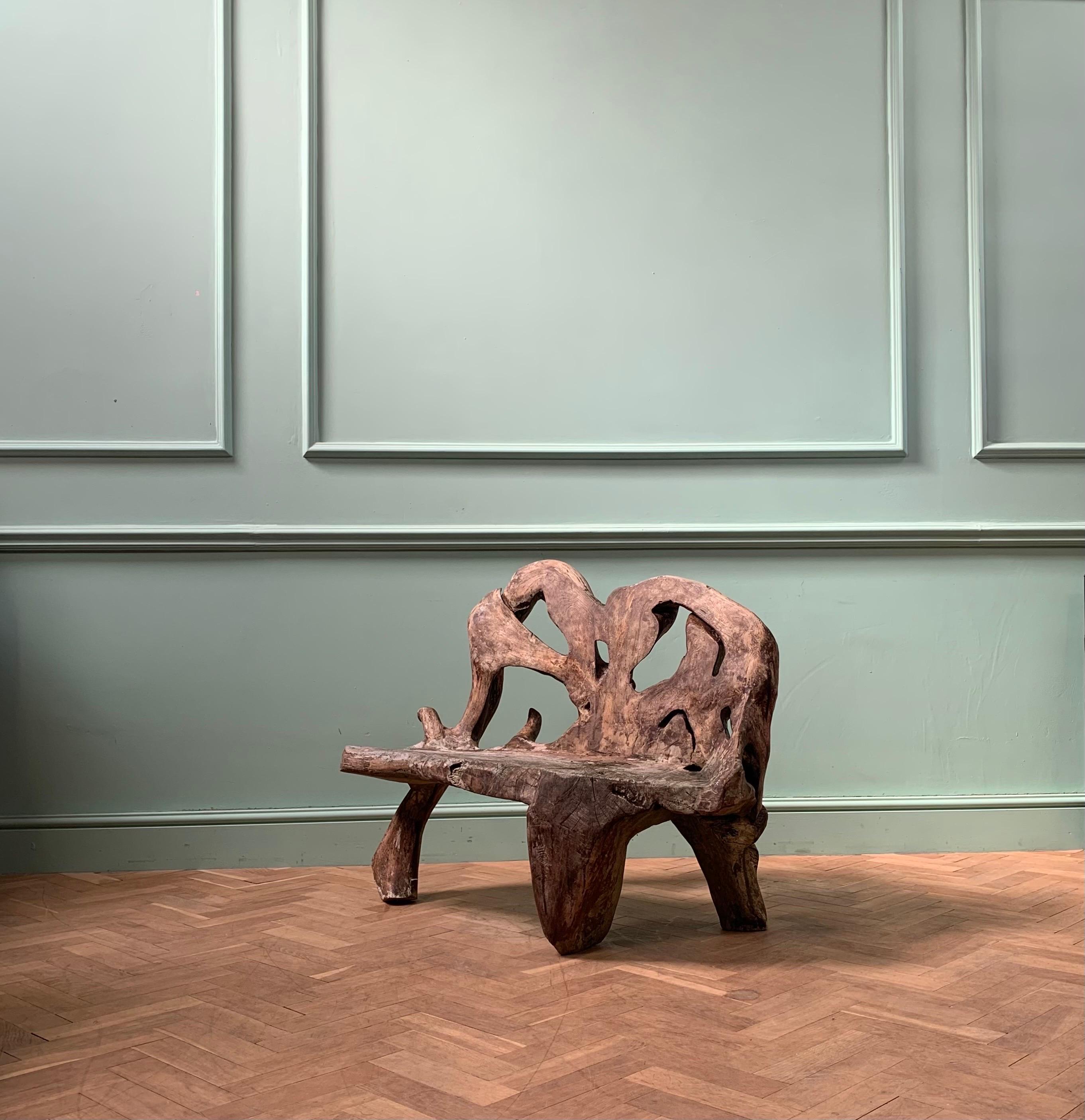 Banc racine sculptural et bien coloré, sculpté à partir d'une seule pièce de bois, naturellement vieillie. 

Anglais, milieu du XXe siècle

H 32 1/2 x L 42 3/4 x P 19 1/4 pouces