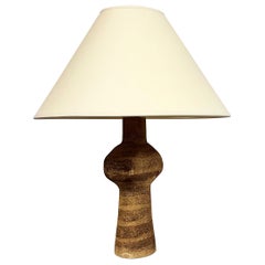 Una lámpara de gres de mediados del siglo XX