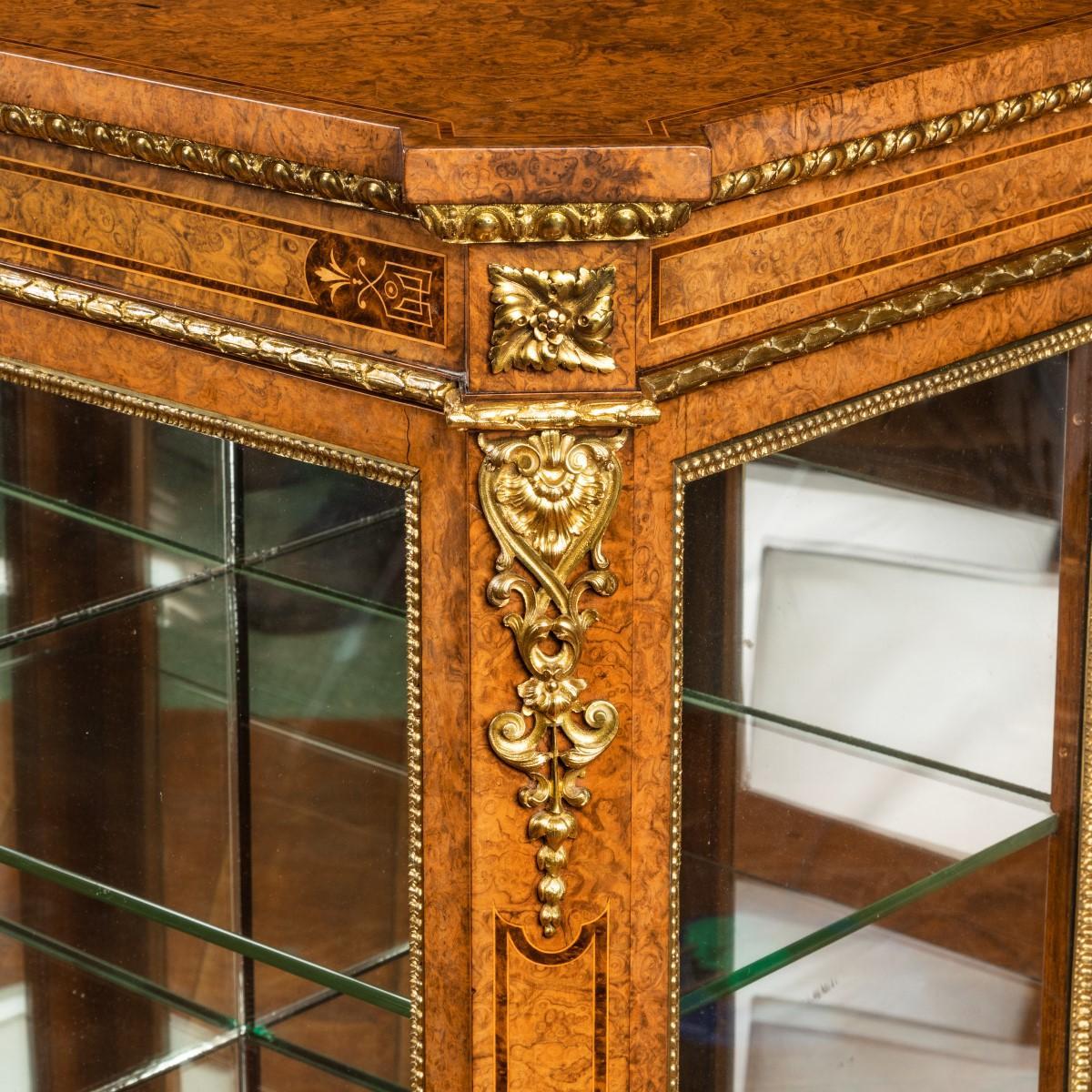 Mid Victorian Burr Walnuss Display Cabinet im Angebot 6
