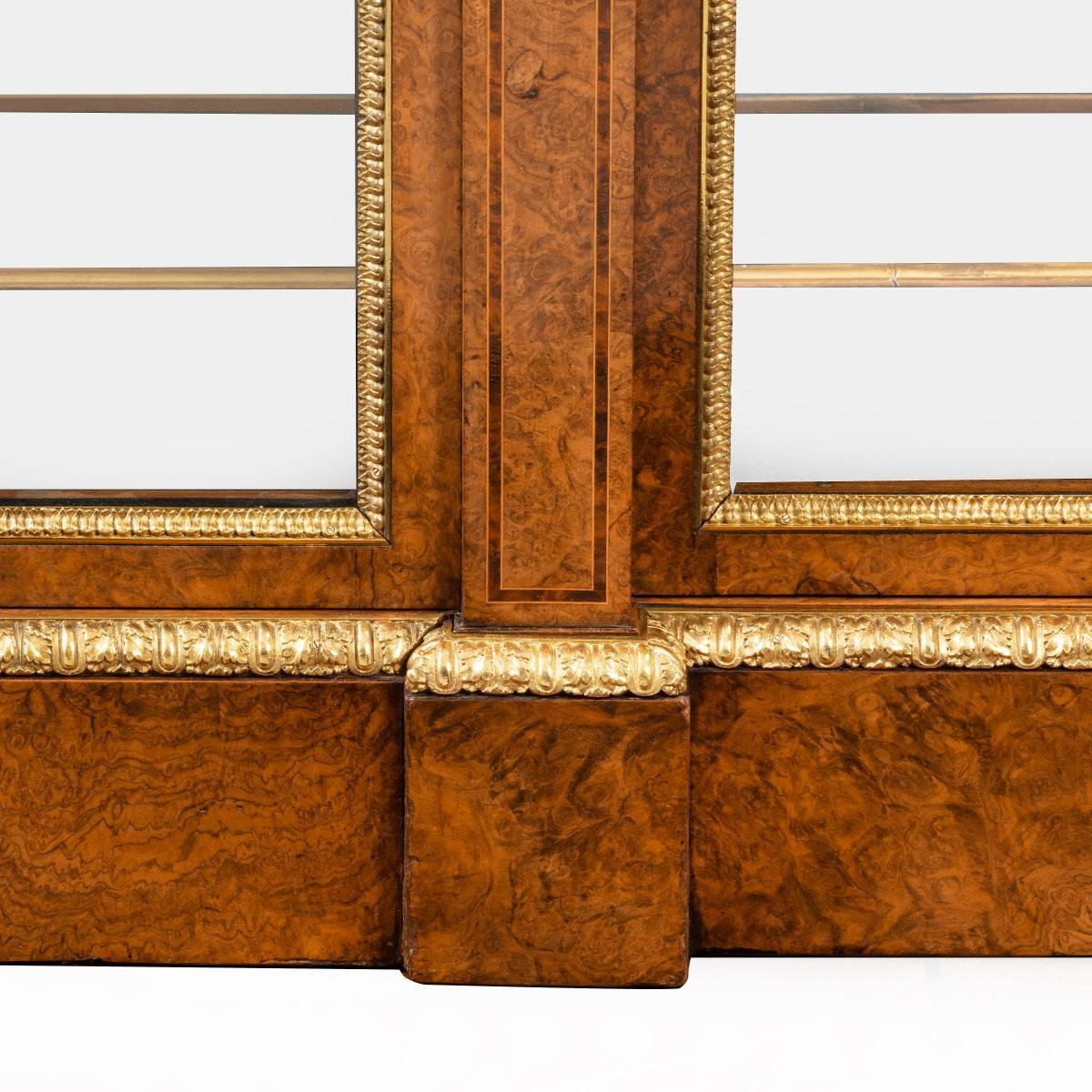 Mid Victorian Burr Walnuss Display Cabinet im Angebot 7