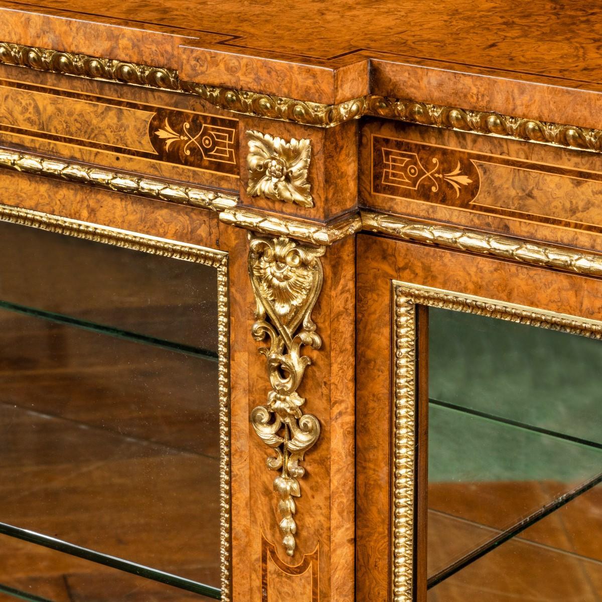 Mid Victorian Burr Walnuss Display Cabinet im Angebot 8