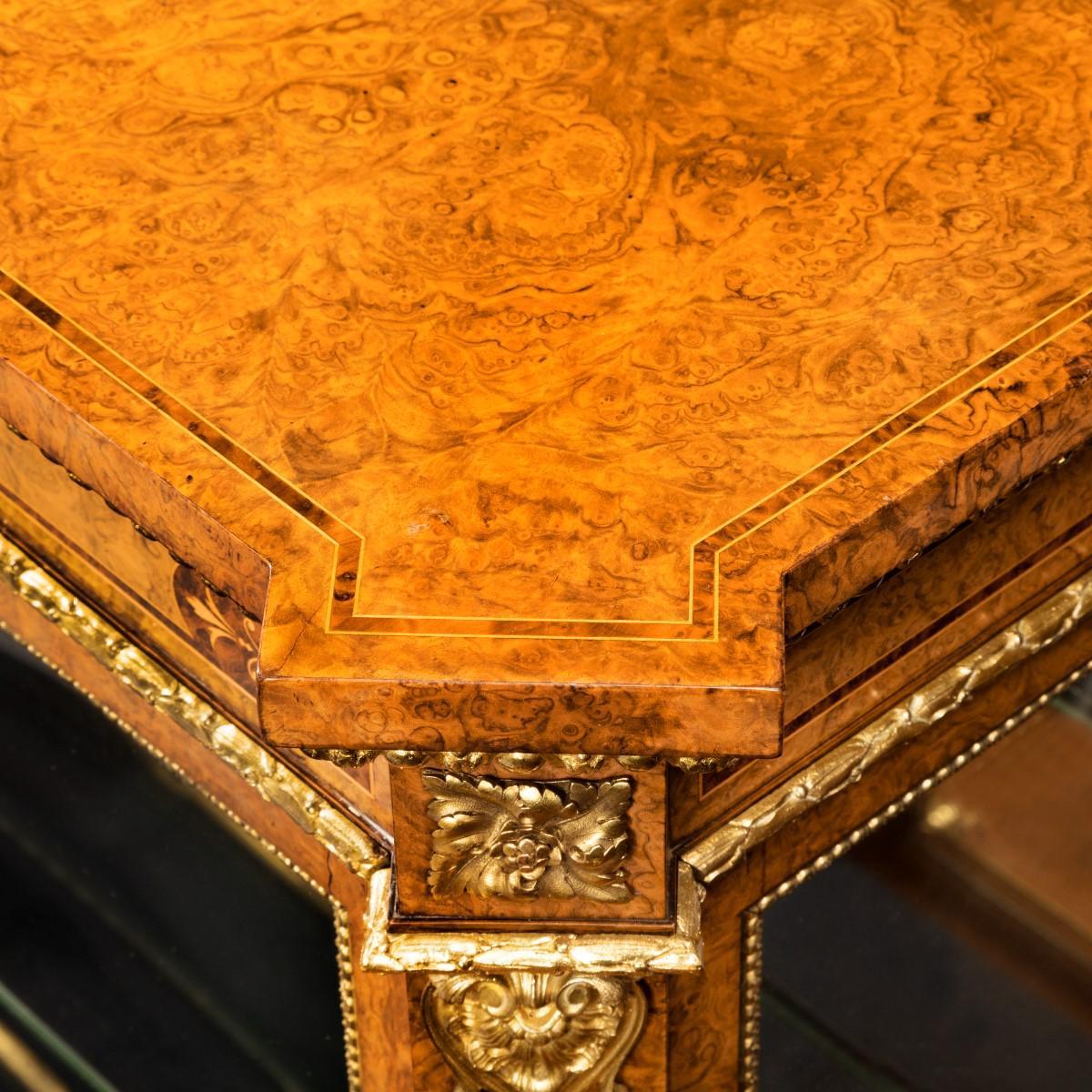 Mid Victorian Burr Walnuss Display Cabinet im Angebot 9