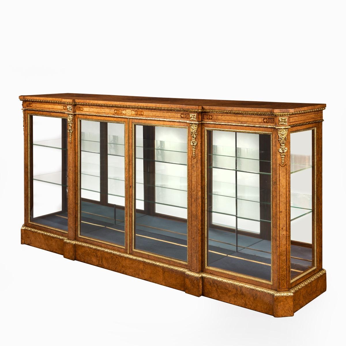 Mid Victorian Burr Walnuss Display Cabinet (Viktorianisch) im Angebot