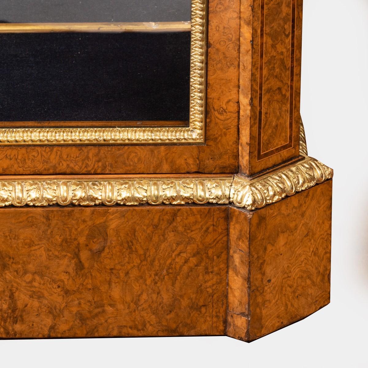 Mid Victorian Burr Walnuss Display Cabinet (Britisch) im Angebot