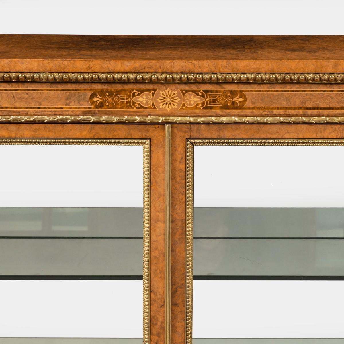 Mid Victorian Burr Walnuss Display Cabinet (19. Jahrhundert) im Angebot