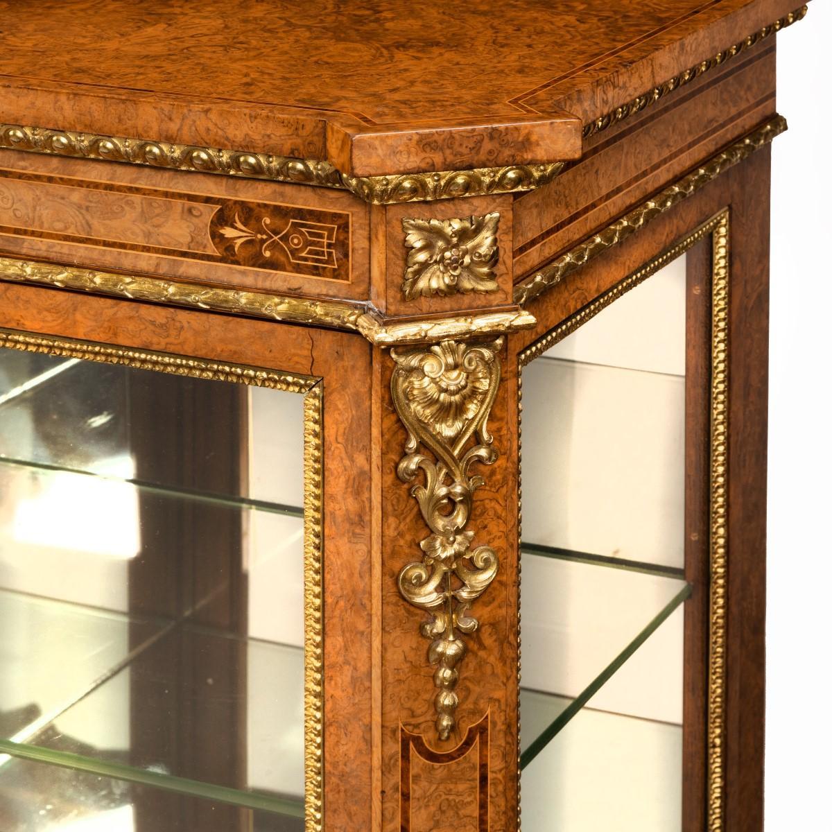 Mid Victorian Burr Walnuss Display Cabinet im Angebot 1