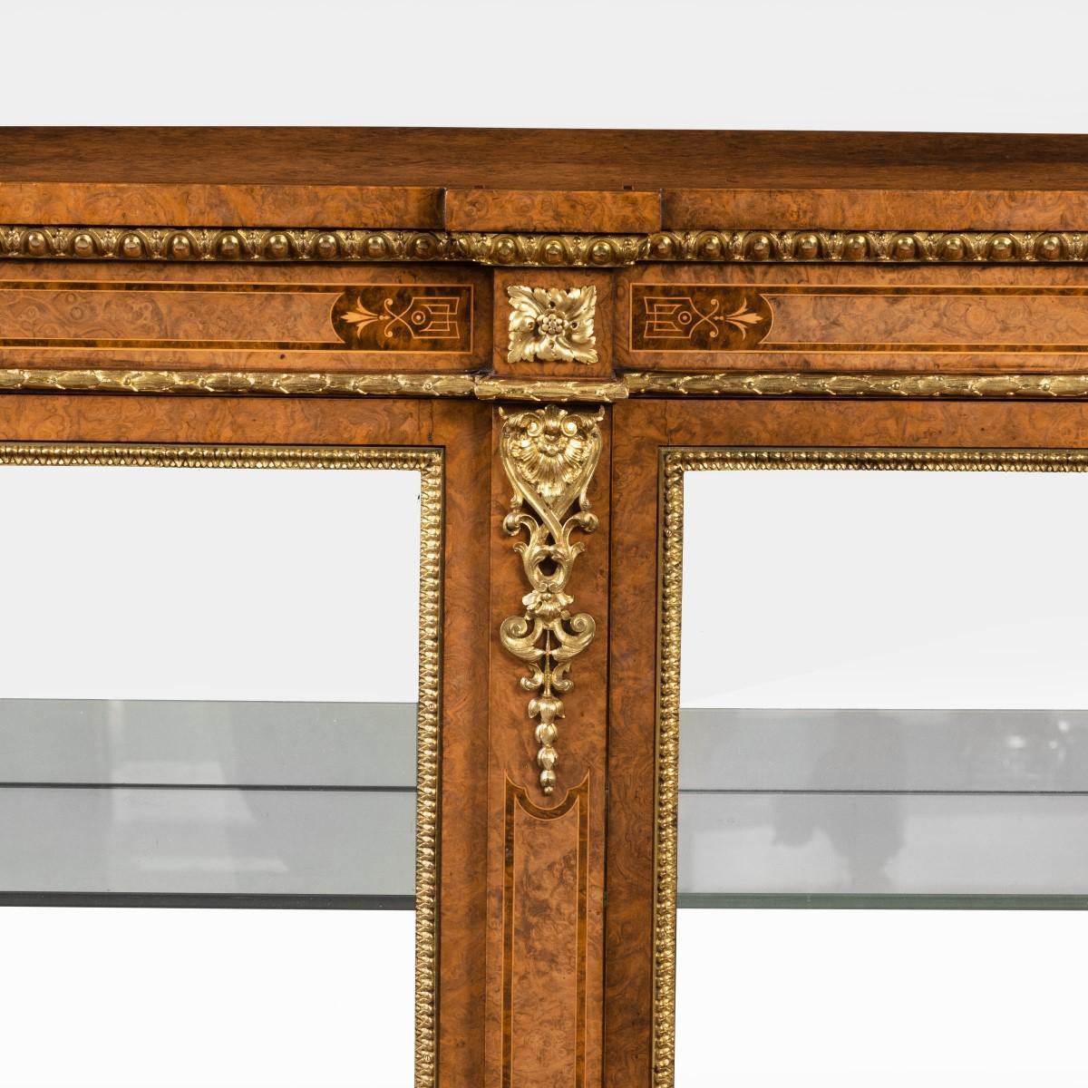 Mid Victorian Burr Walnuss Display Cabinet im Angebot 2