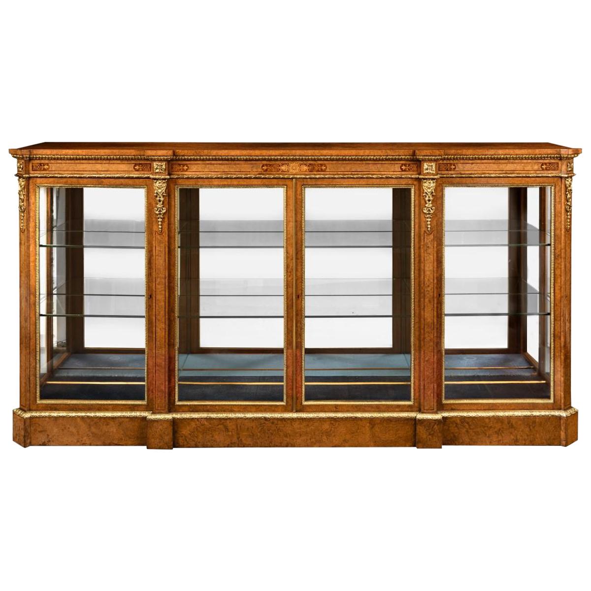 Mid Victorian Burr Walnuss Display Cabinet im Angebot