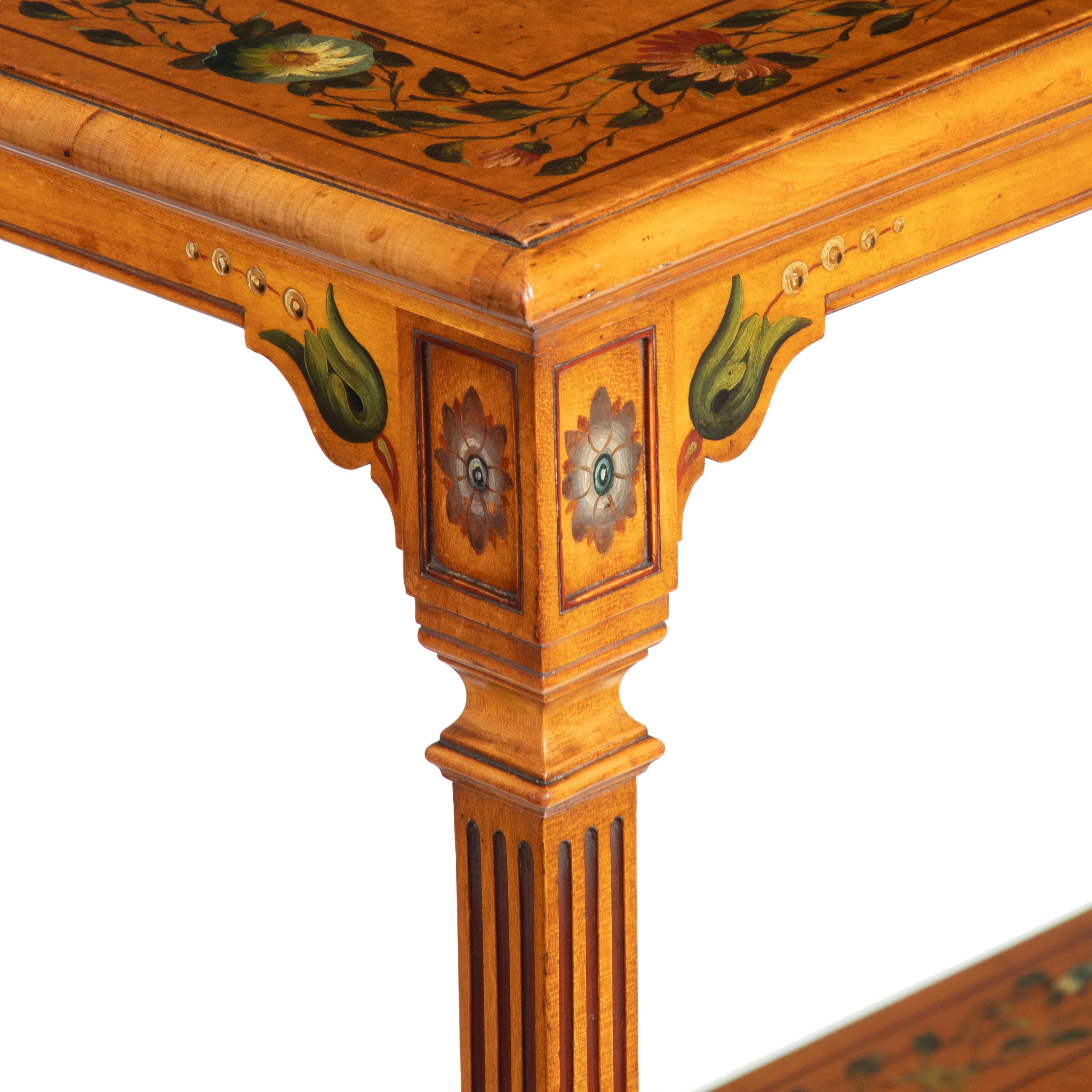 Ein freistehender, bemalter, zweistöckiger Tisch aus satiniertem Holz aus der Mitte des Viktorianischen Zeitalters (Englisch) im Angebot