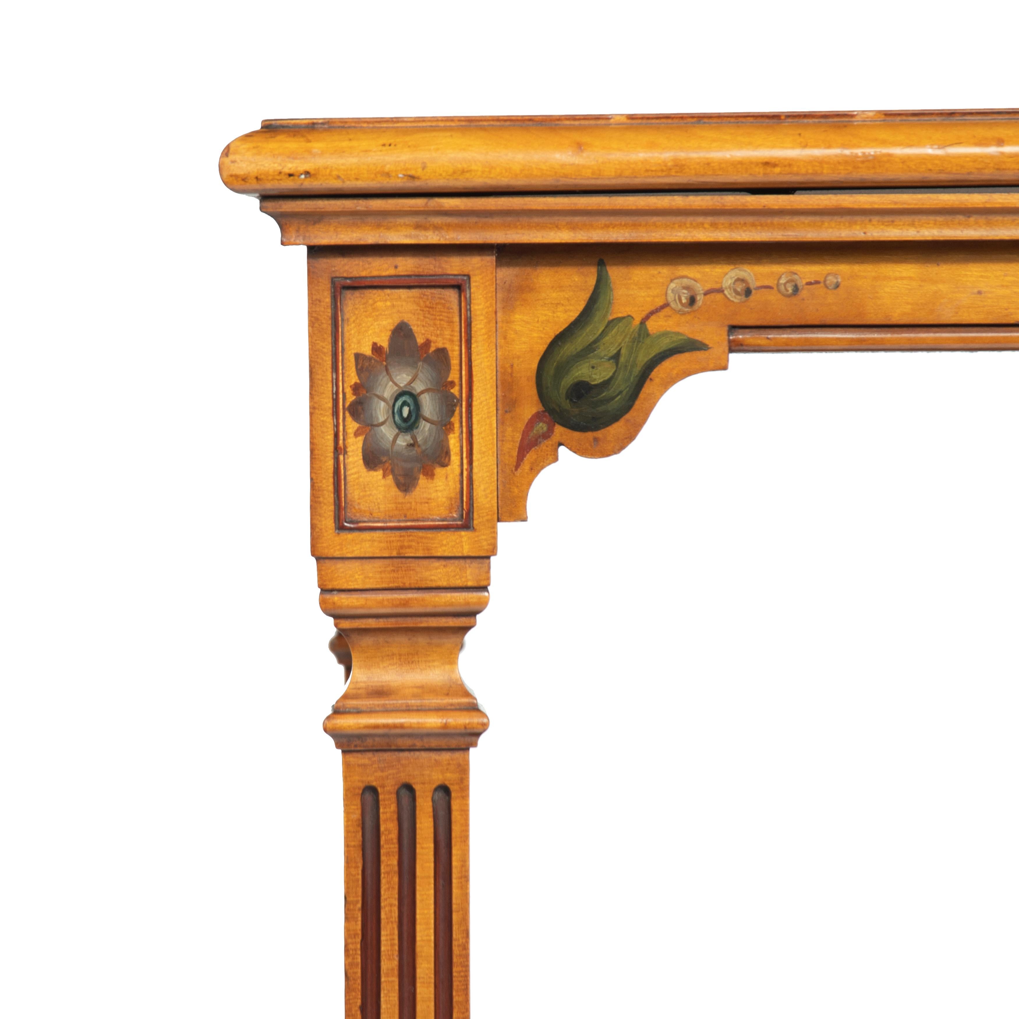 Ein freistehender, bemalter, zweistöckiger Tisch aus satiniertem Holz aus der Mitte des Viktorianischen Zeitalters im Angebot 1