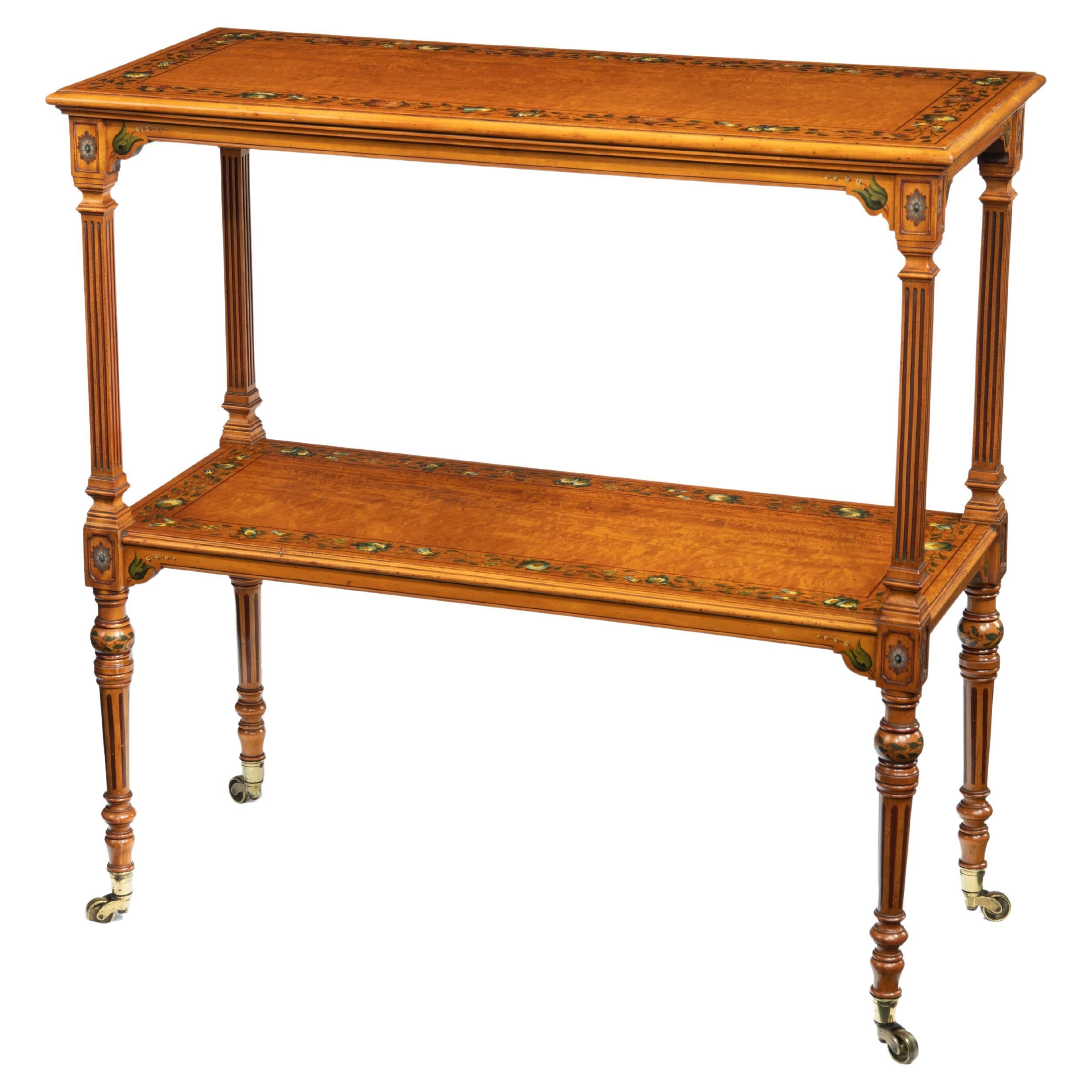 Ein freistehender, bemalter, zweistöckiger Tisch aus satiniertem Holz aus der Mitte des Viktorianischen Zeitalters