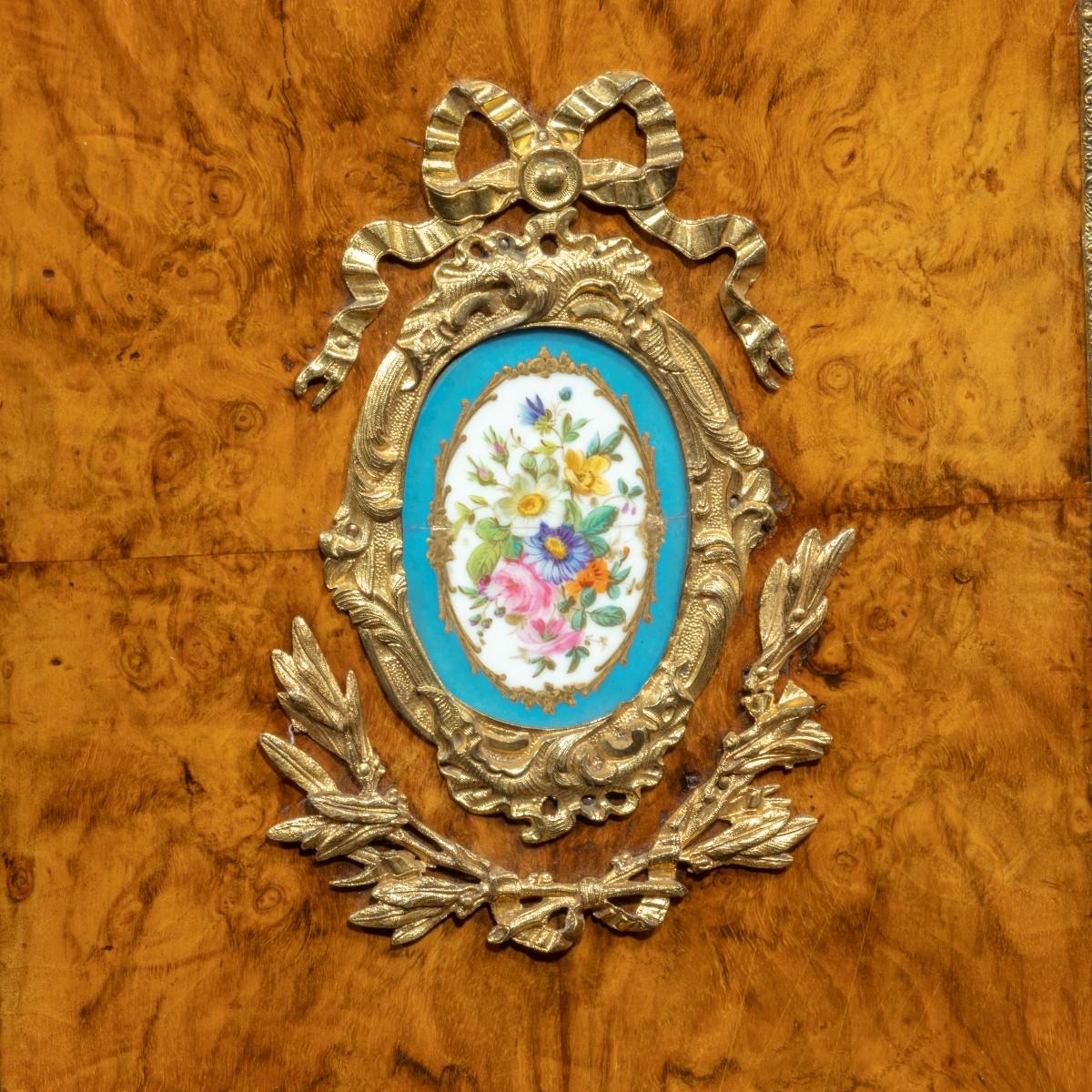 Armario Serpentina de Madera de Rey de mediados de la época victoriana en venta 6