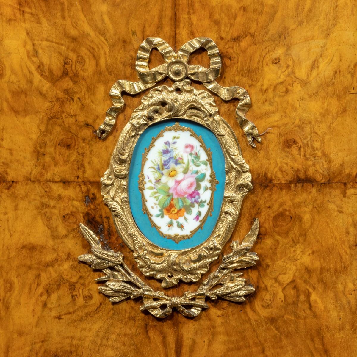 Armario Serpentina de Madera de Rey de mediados de la época victoriana en venta 8