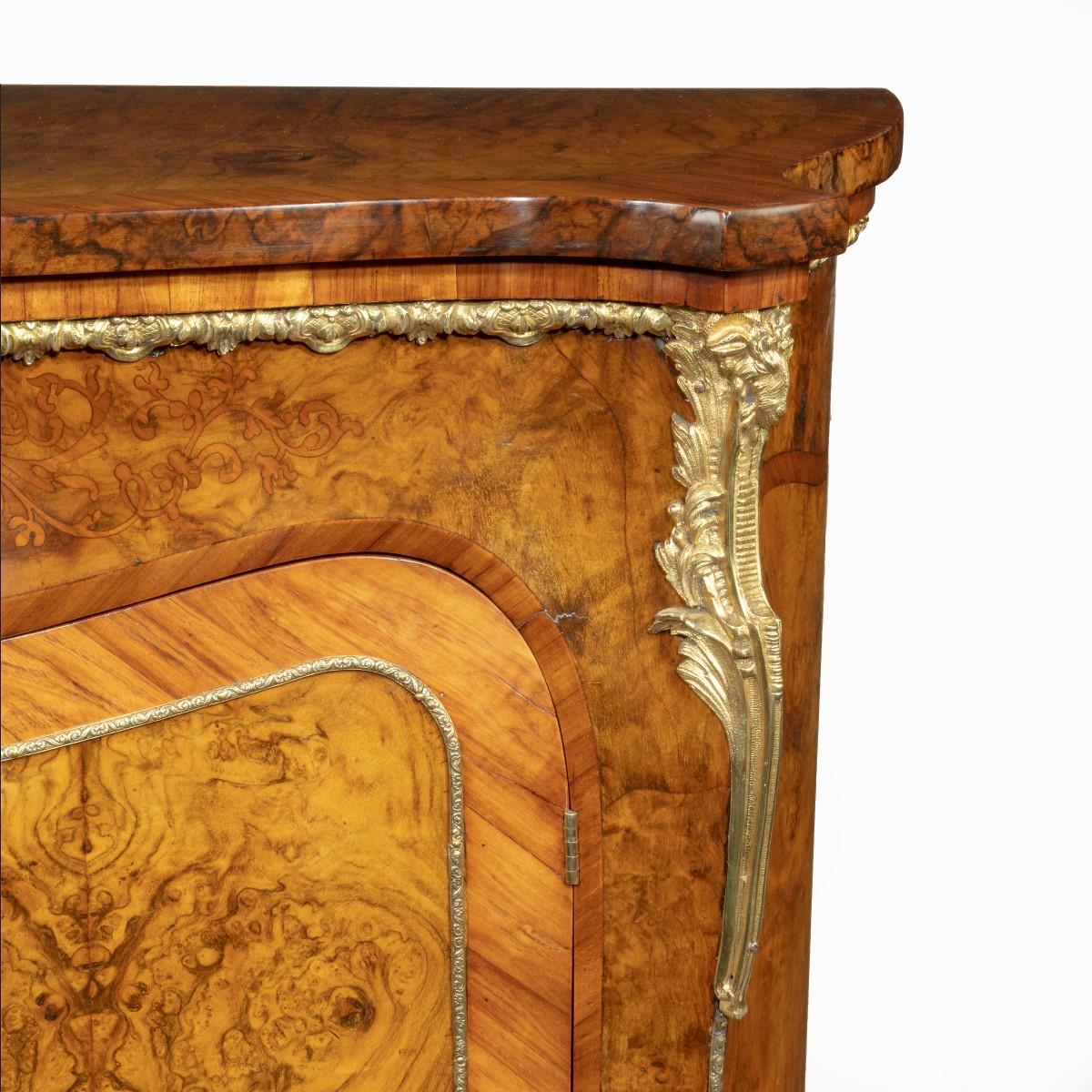 Armario Serpentina de Madera de Rey de mediados de la época victoriana en venta 2
