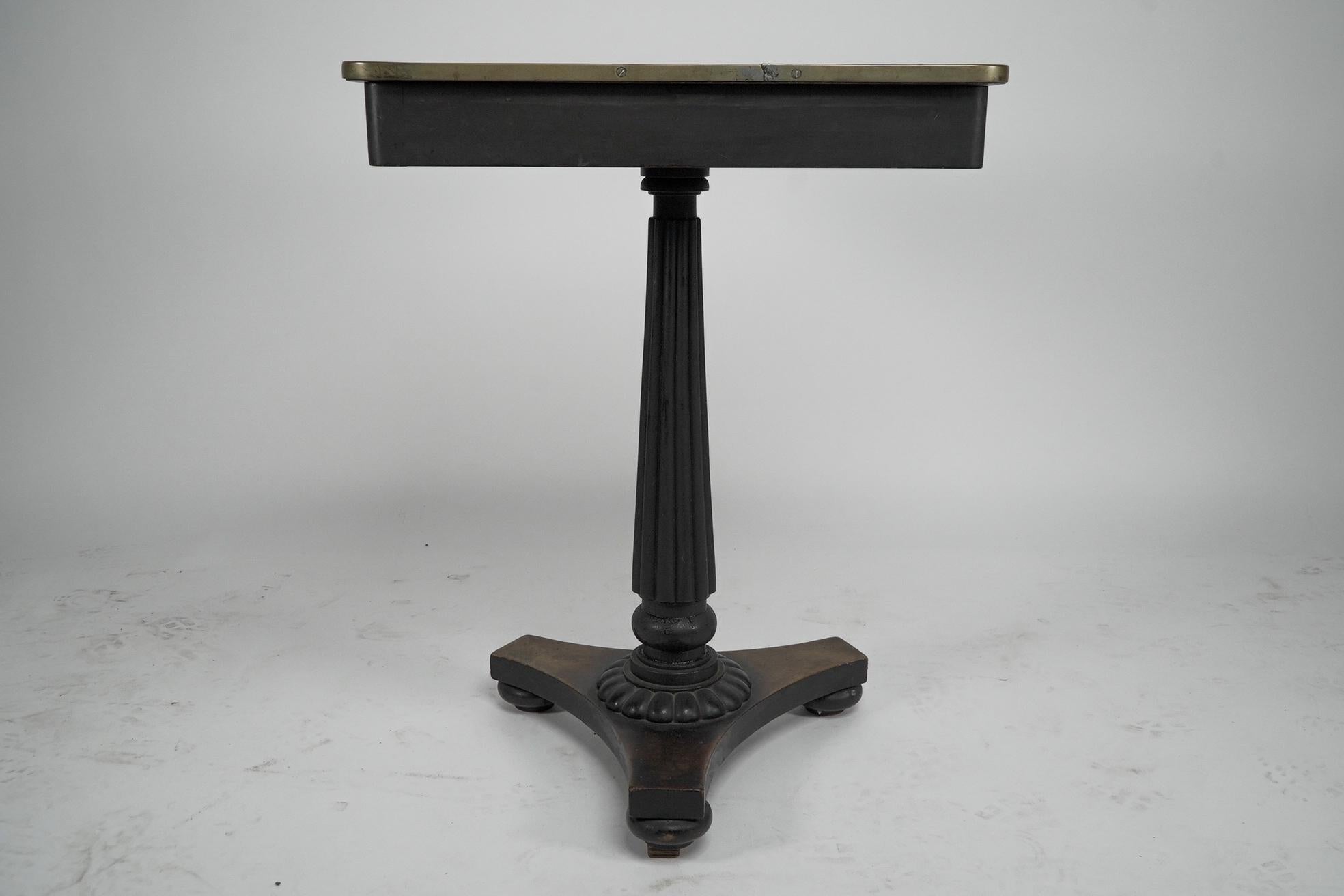 English An early to mid Victorian mahogany and satinwood top pedestal occasional table. For Sale
