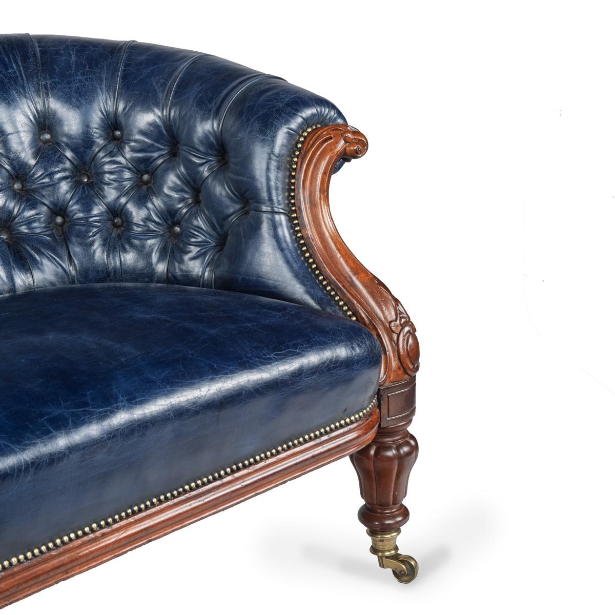 Dreisitzer-Sofa aus Mahagoni aus der Mitte des viktorianischen Zeitalters mit geformter, überrollter Rückenlehne und mit C-Rollenkartuschen auf den Knien beschnitzten Showwood-Armen, auf kühnen, gedrechselten und gelappten Füßen mit Messingrollen,