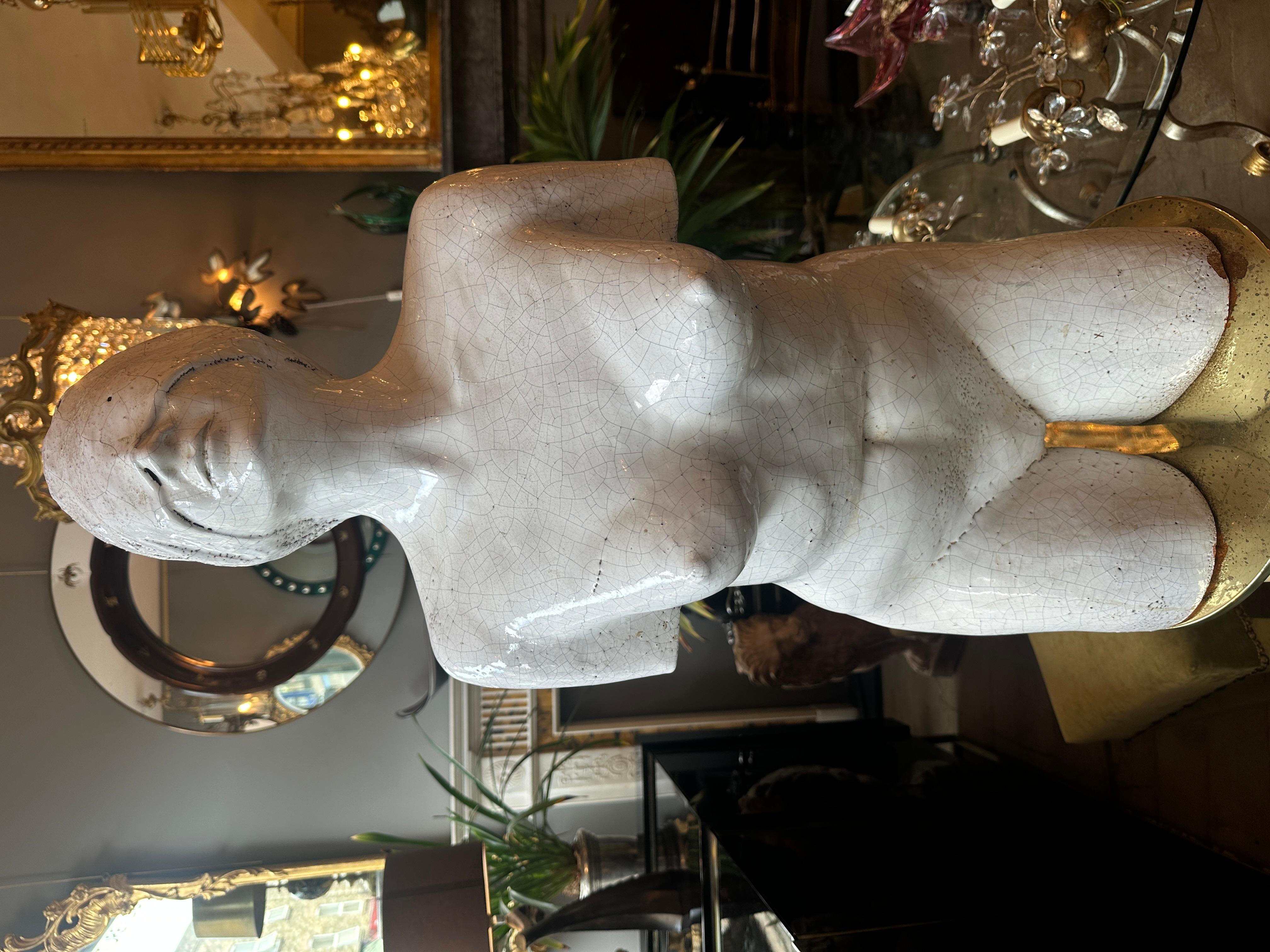 Buste de femme en terre cuite émaillée vers 1950.
Dans le Bondage French taste de l'époque, les yeux sont bandés et la position du personnage fait penser à des mains attachées. Très bonne forme, échelle et taille. La finition émaillée craquelée