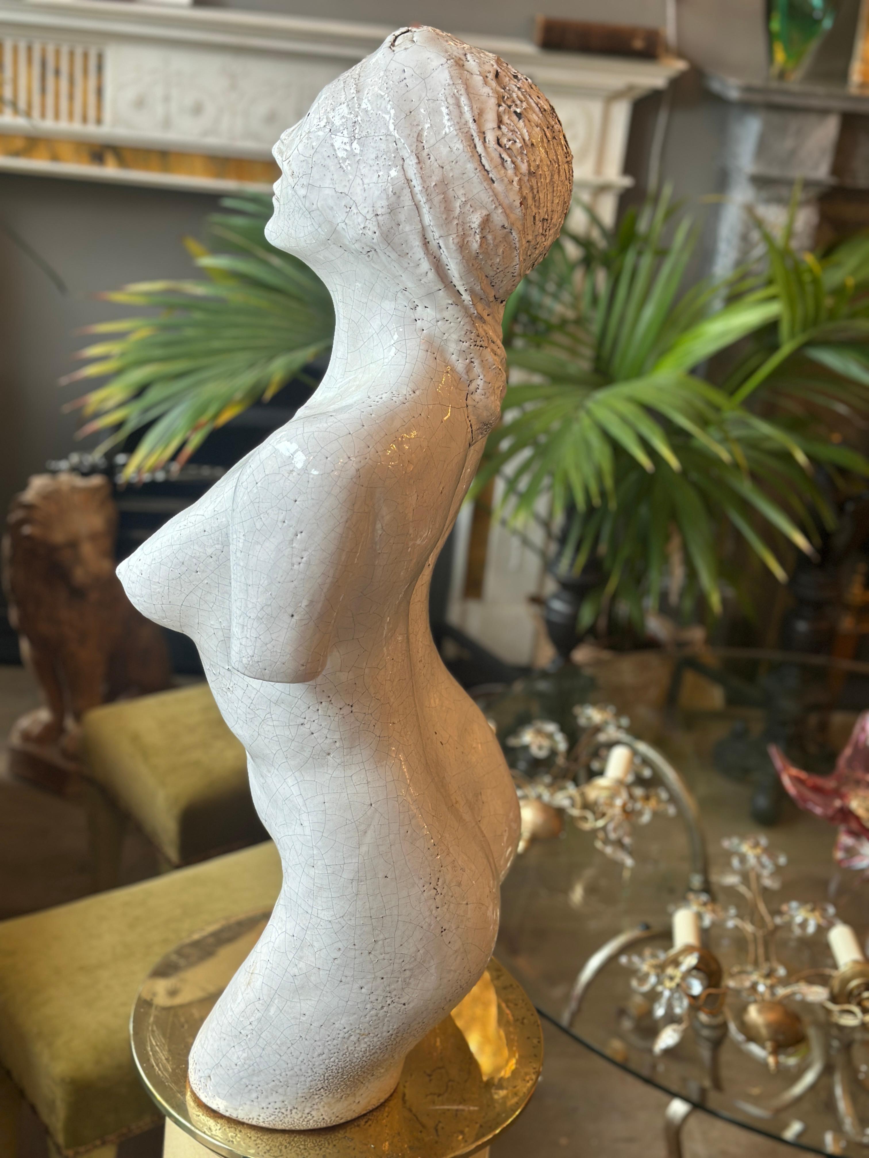 Vernissé Buste de bondage français en terre cuite émaillée craquelée du milieu du siècle en vente