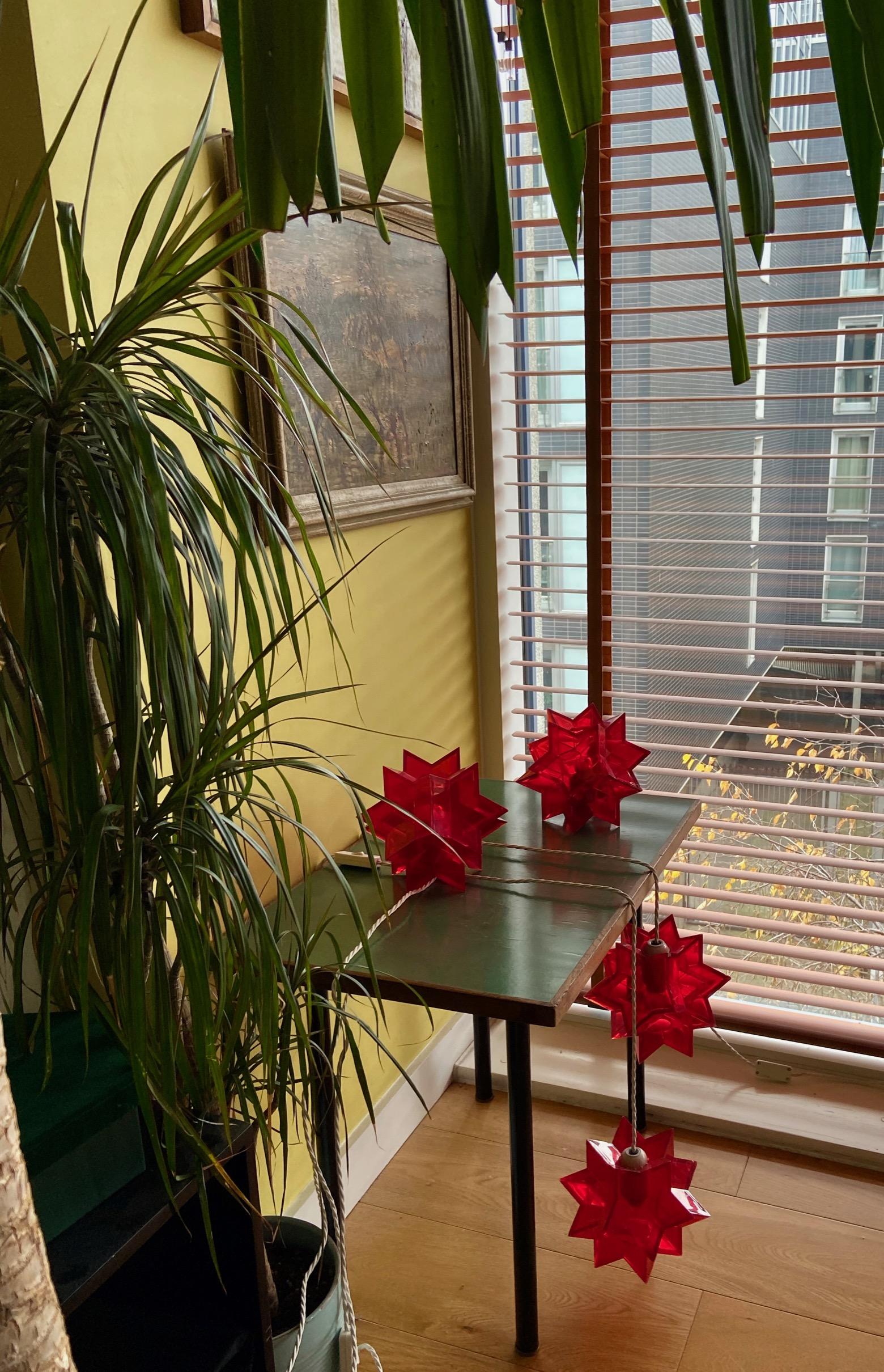 Lampes de sol ou de table italiennes du milieu du siècle en perspex acrylique rouge en forme d'étoile Bon état - En vente à London, GB