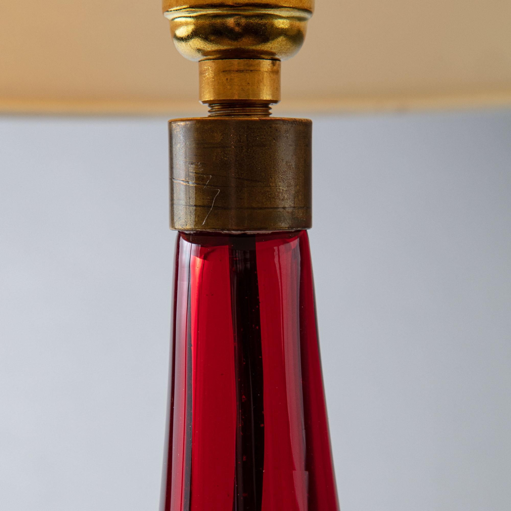 A mid-20th century red and green Murano glass lamp, with brass neck rim.

Please note: Lampshade not included.

Currently wired for the UK.

(Dimensions are approximate at the moment. Will be updated as soon as possible.)